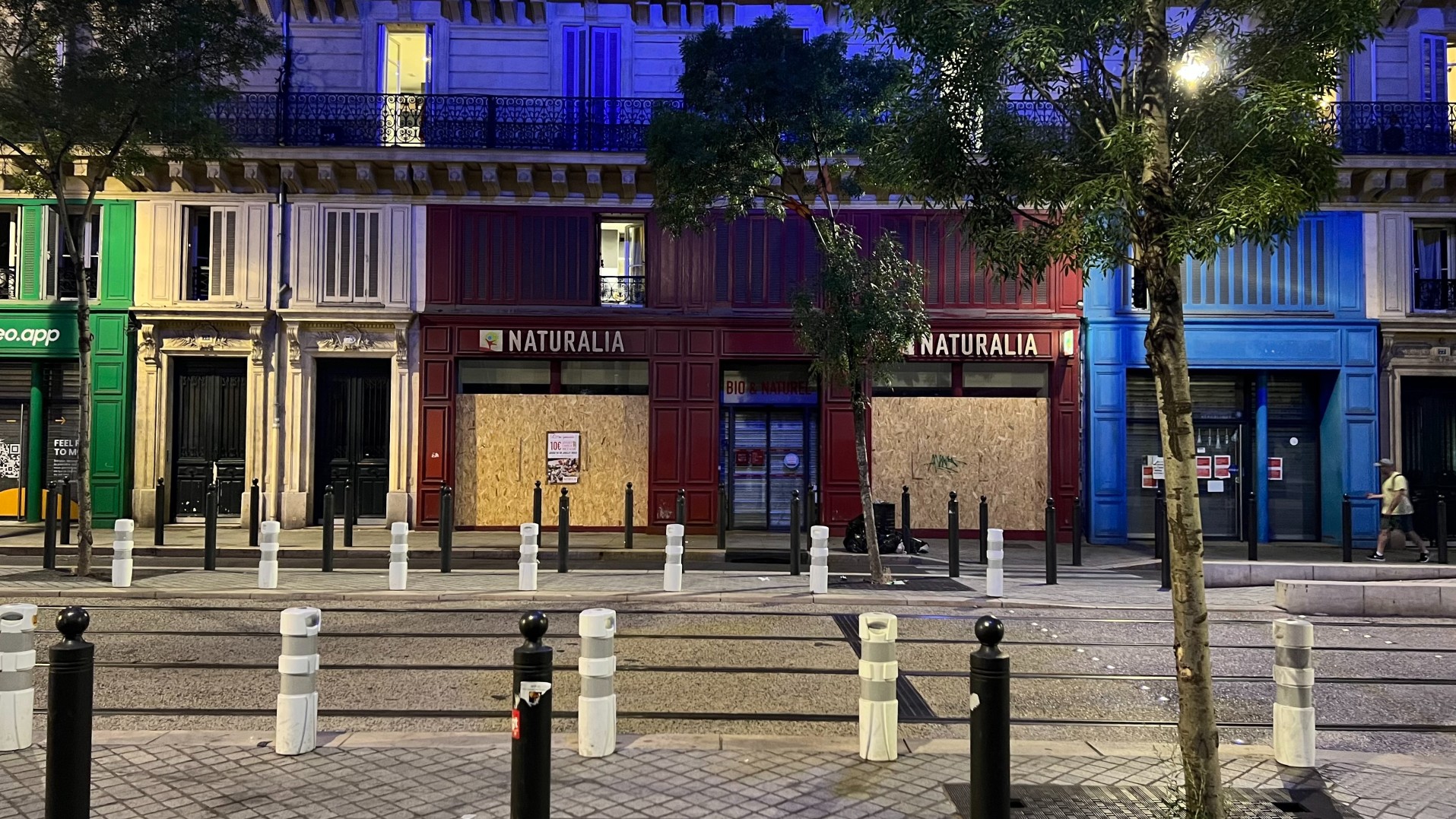 Plusieurs commerces sont toujours barricadés à Marseille le 7 juillet 2023, quelques jours après les manifestations et émeutes qui ont secoué la France (MEE/Frank Andrews)
