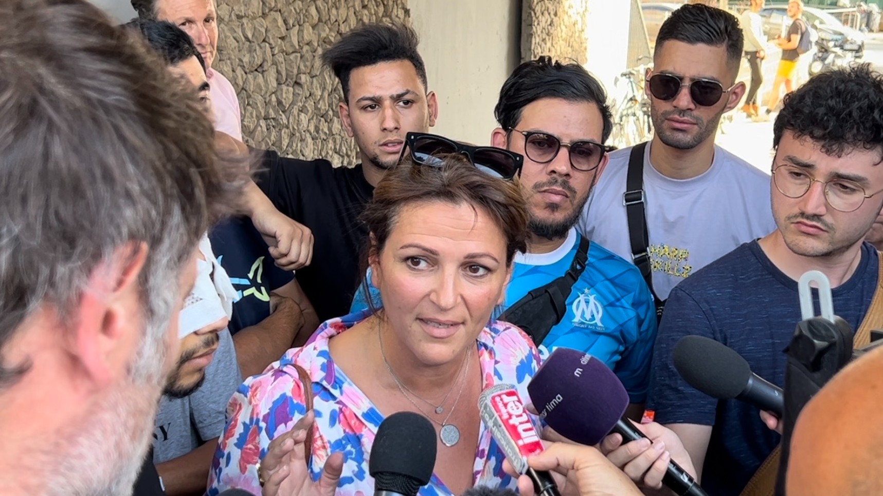 La militante Kaouther Ben Mohamed s’adresse aux médias au nom de la famille de Mohamed B. (27 ans), décédé d’une crise cardiaque après avoir été frappé à la poitrine par un objet dur (MEE/Frank Andrews)