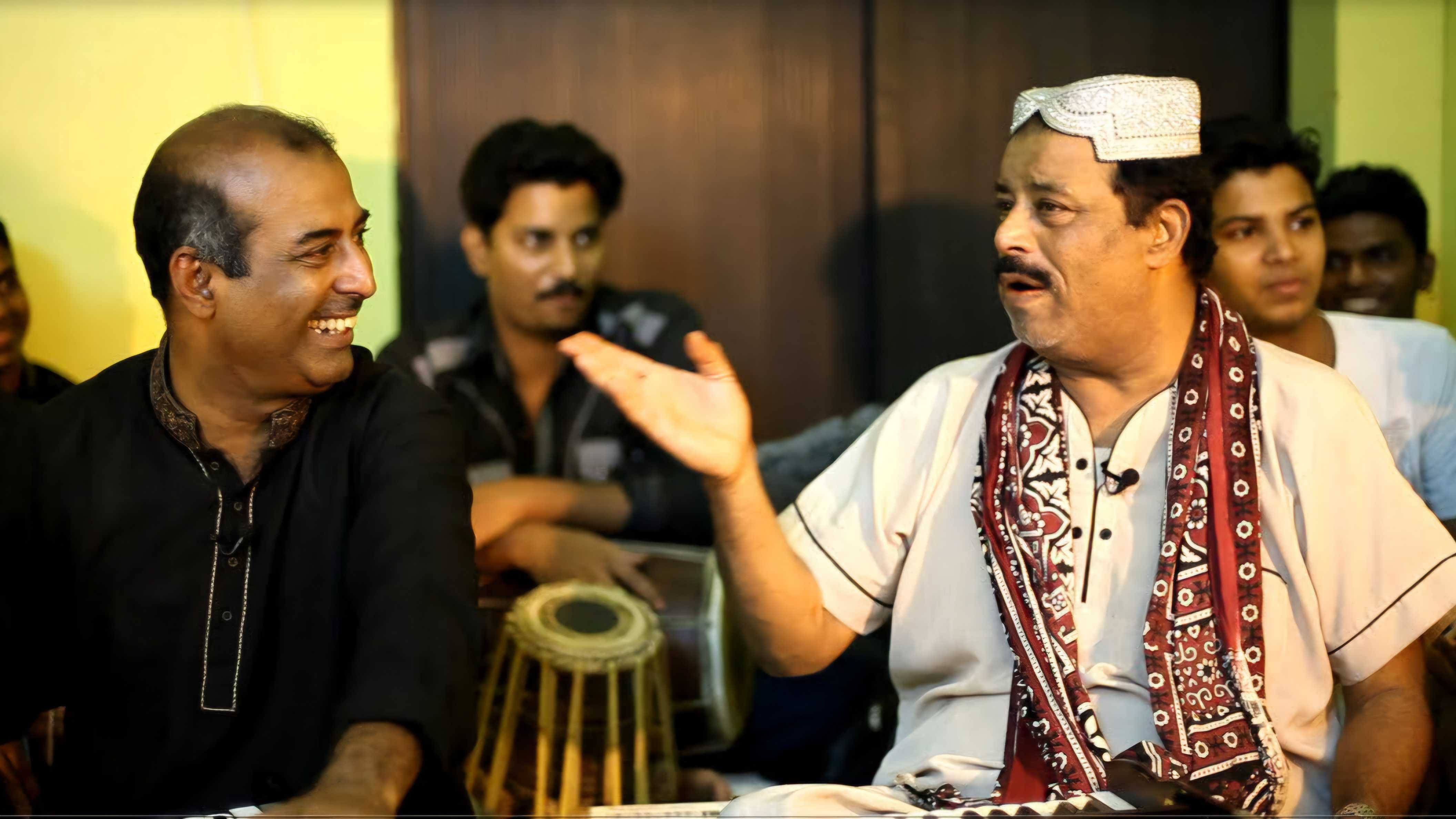 Ustad Fareed Ayaz (R) and Ustad Abu Muhammad (L) mid-performance.