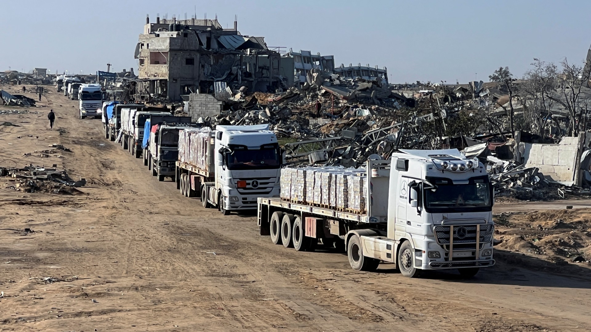 Trucks carrying aid move, amid a ceasefire between Israel and Hamas, in Rafah in the southern Gaza Strip, February 13, 2025. REUTERS/Hussam Al-Masri