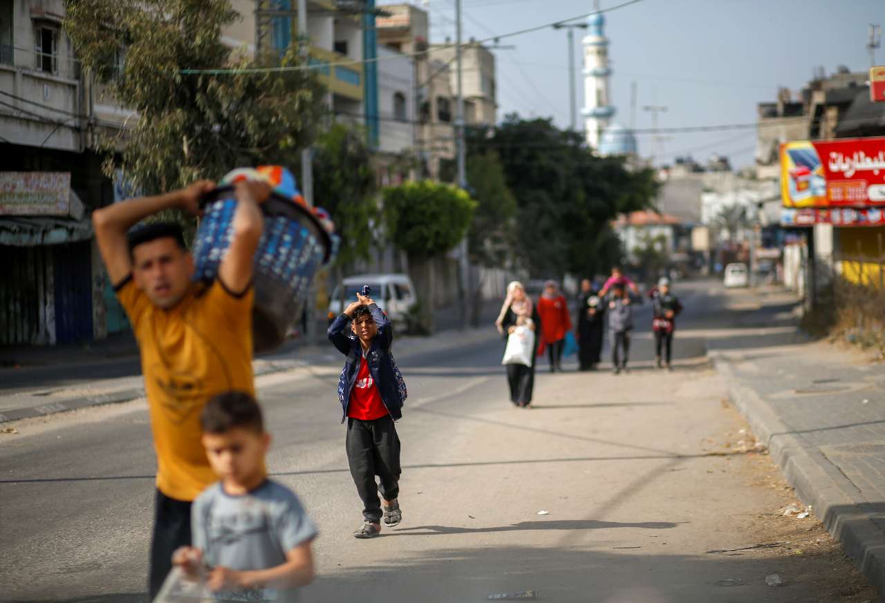Palestinians flee their homes in Gaza City