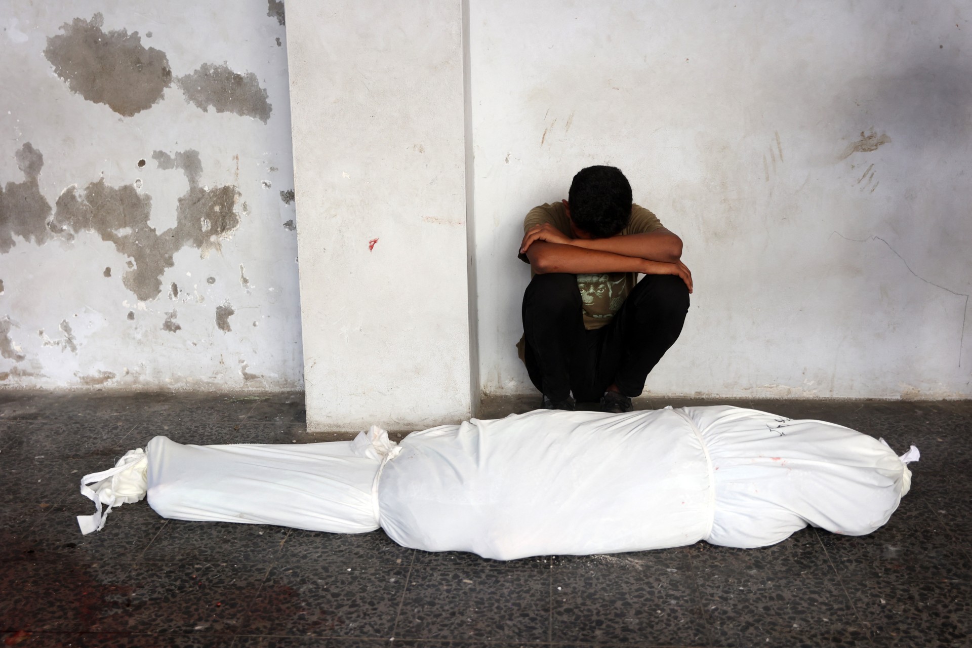 gaza city boy mourns family member