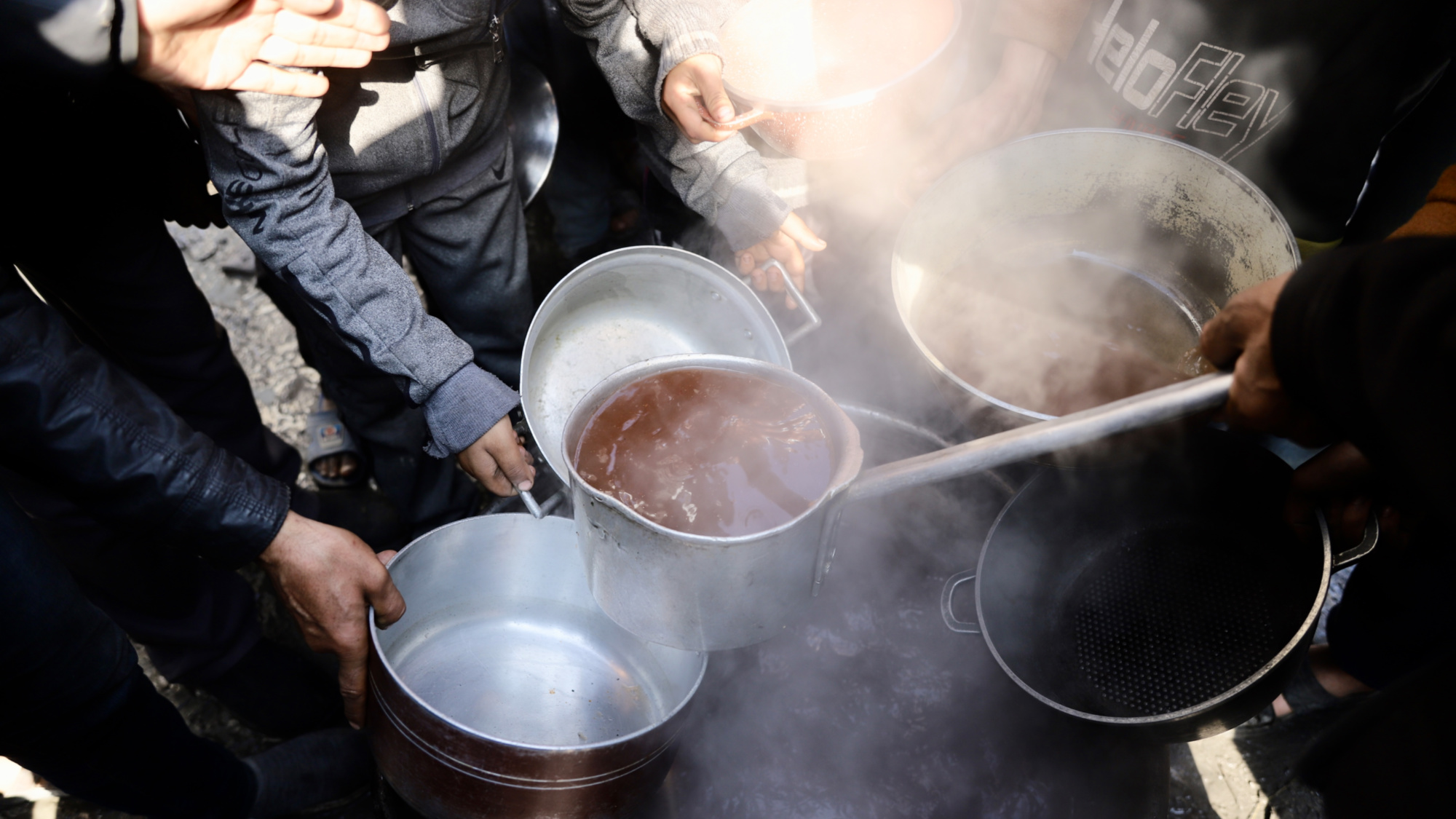 Meal being served to people in northern Gaza (Mohammed al-Hajjar/MEE).