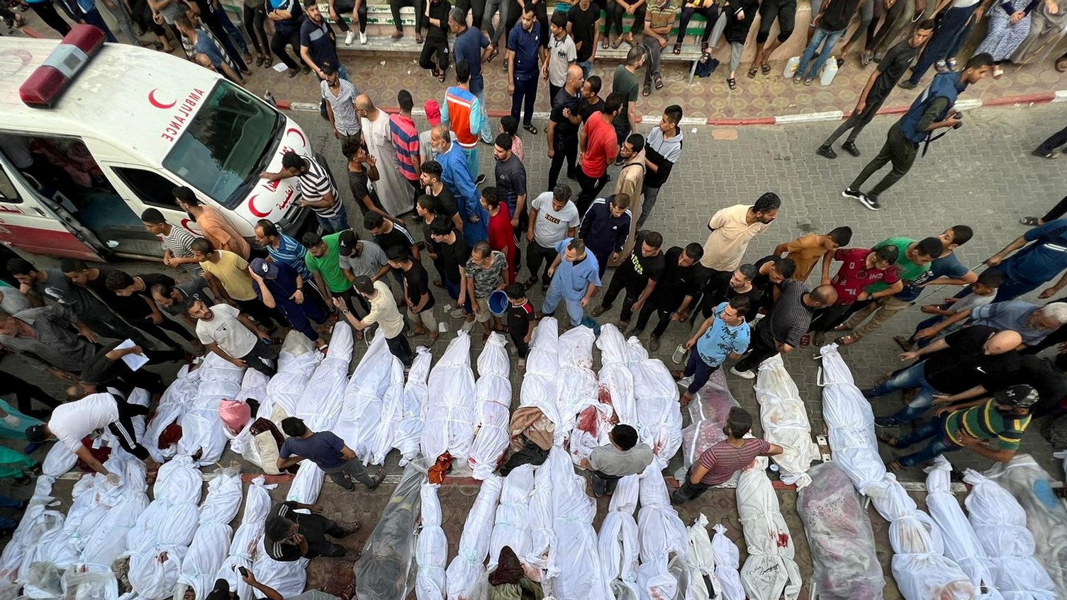 Bodies of Palestinians killed in Israeli strikes on houses in Jabalia refugee camp, lie at a hospital in the northern Gaza Strip, October 31, 2023. REUTERS/Fadi Whadi TPX IMAGES OF THE DAY