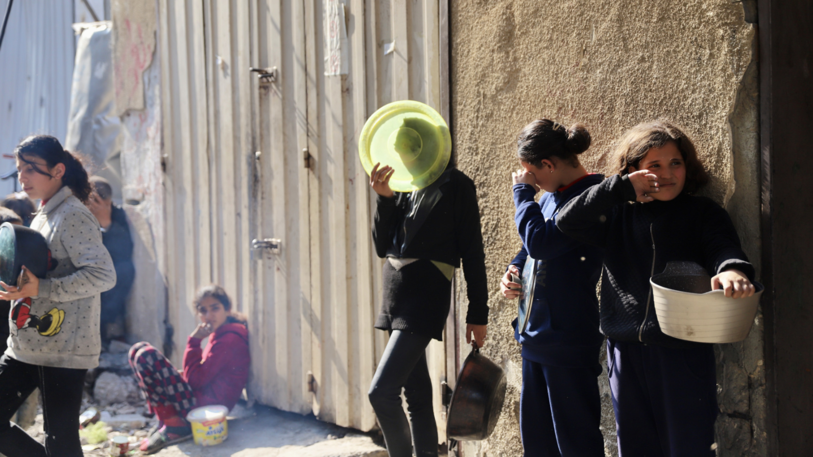 Children queuing for food in northern Gaza (Mohammed al-Hajjar/MEE).