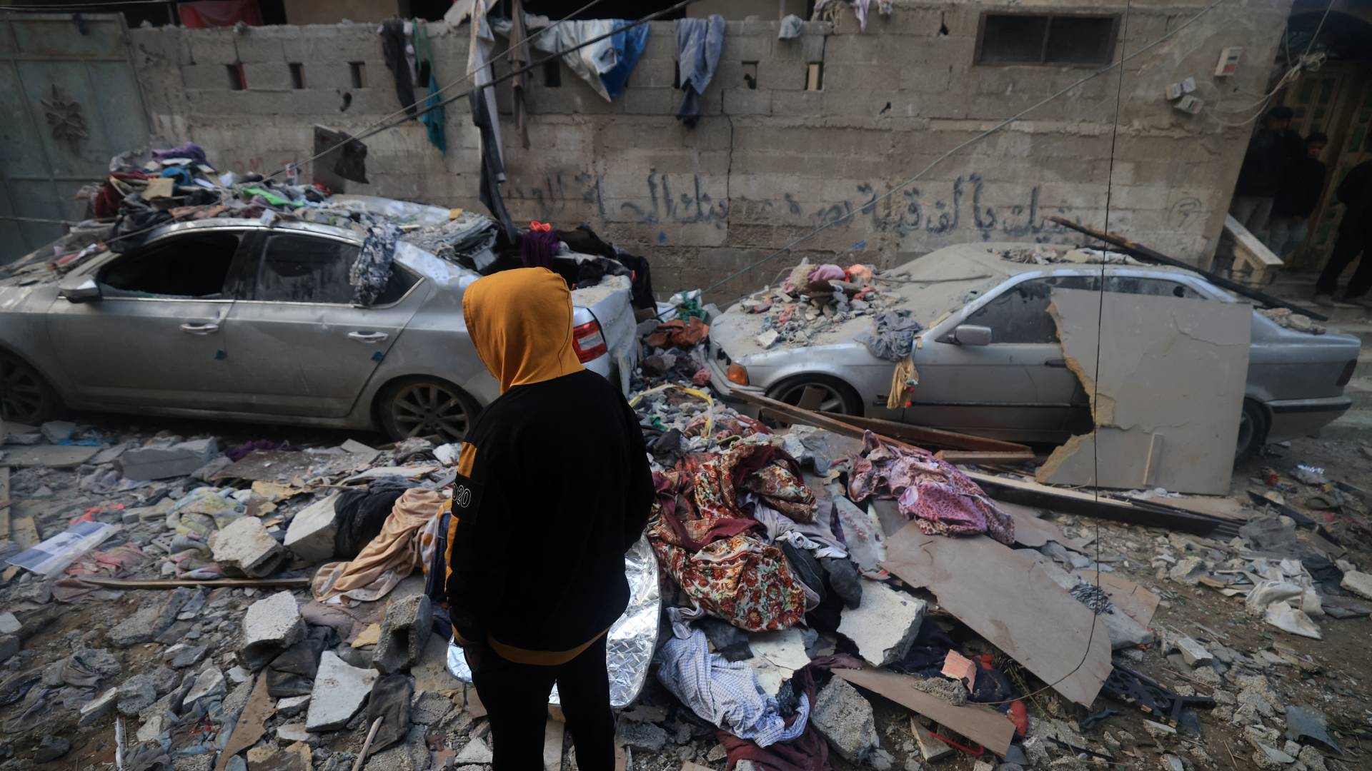 Un enfant au milieu des décombres après une frappe aérienne israélienne à Rafah, le 9 février 2024 (Mahmud Hams/AFP)