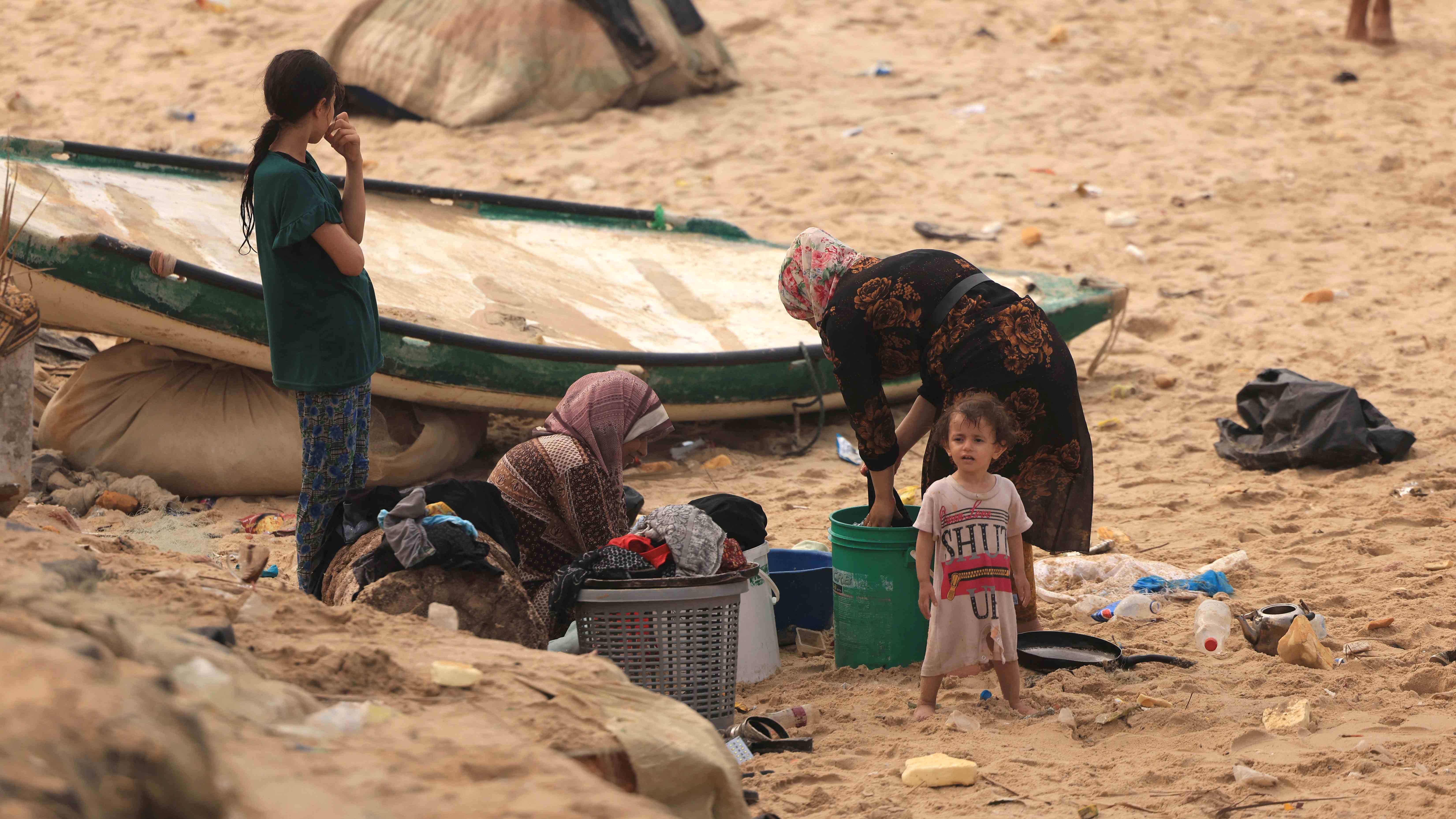 gaza-sea-water-laundry-mahmud-hams-afp.jpg