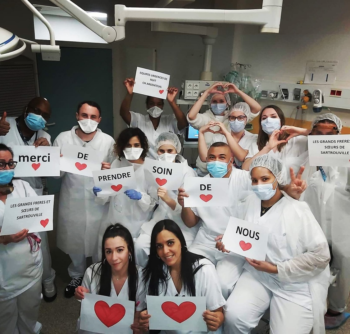 Une équipe médicale remercie le collectif des « grands frères et sœurs de Sartrouville » pour leur livraison de paniers repas (avec l’aimable autorisation du collectif)