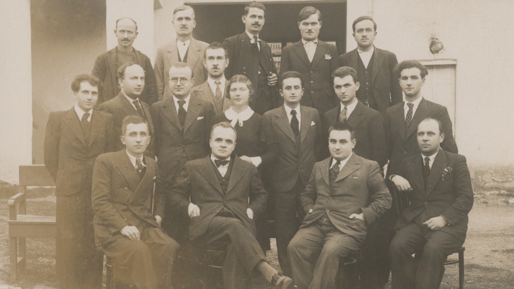 A group portrait, circa 1930s. 9.0 × 13.9 cm. Courtesy of Akkasah, the photography archive at al Mawrid, NYUAD (Copyright al Mawrid)