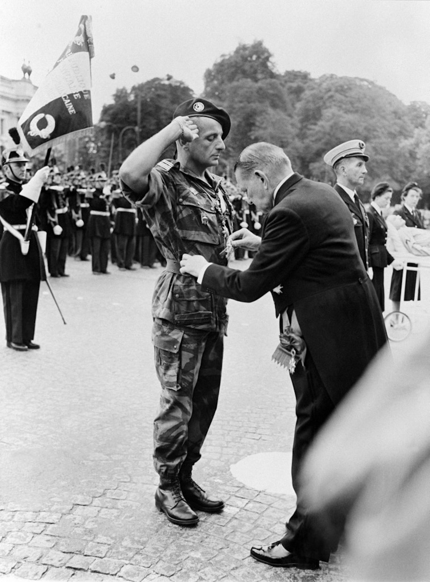 Le général Bigeard, ici décoré par le président René Coty le 14 juillet 1956, avait qualifié les révélations de Louisette Ighilahriz de&nbsp;«&nbsp;tissu de mensonges&nbsp;» (AFP)