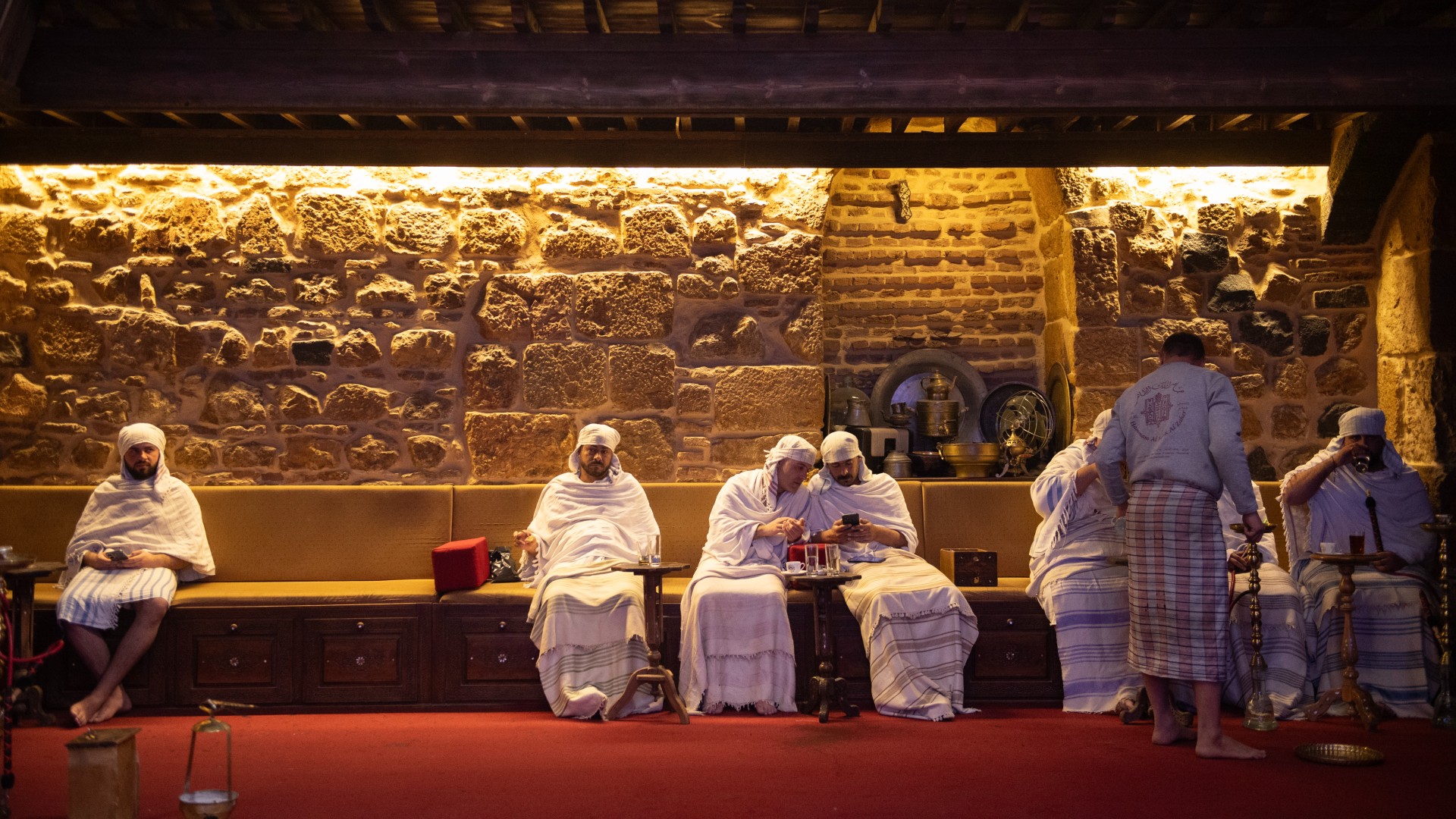 Les hammams sont depuis longtemps des centres de vie sociale (Hasan Belal/MEE)