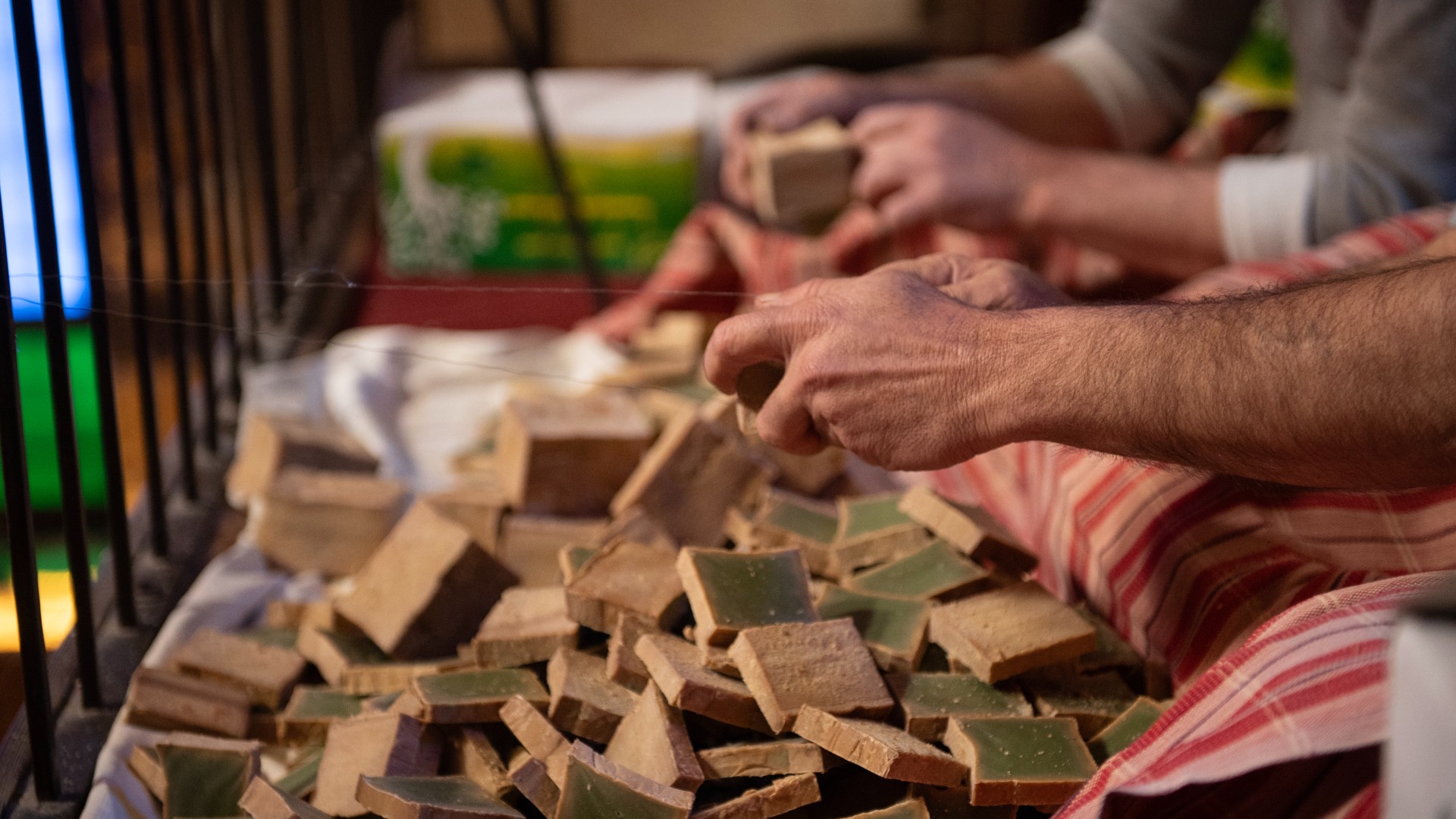 Il existe différentes traditions pluriséculaires dans le hammam, notamment celle de couper les morceaux de savon en deux (Hasan Belal/MEE)