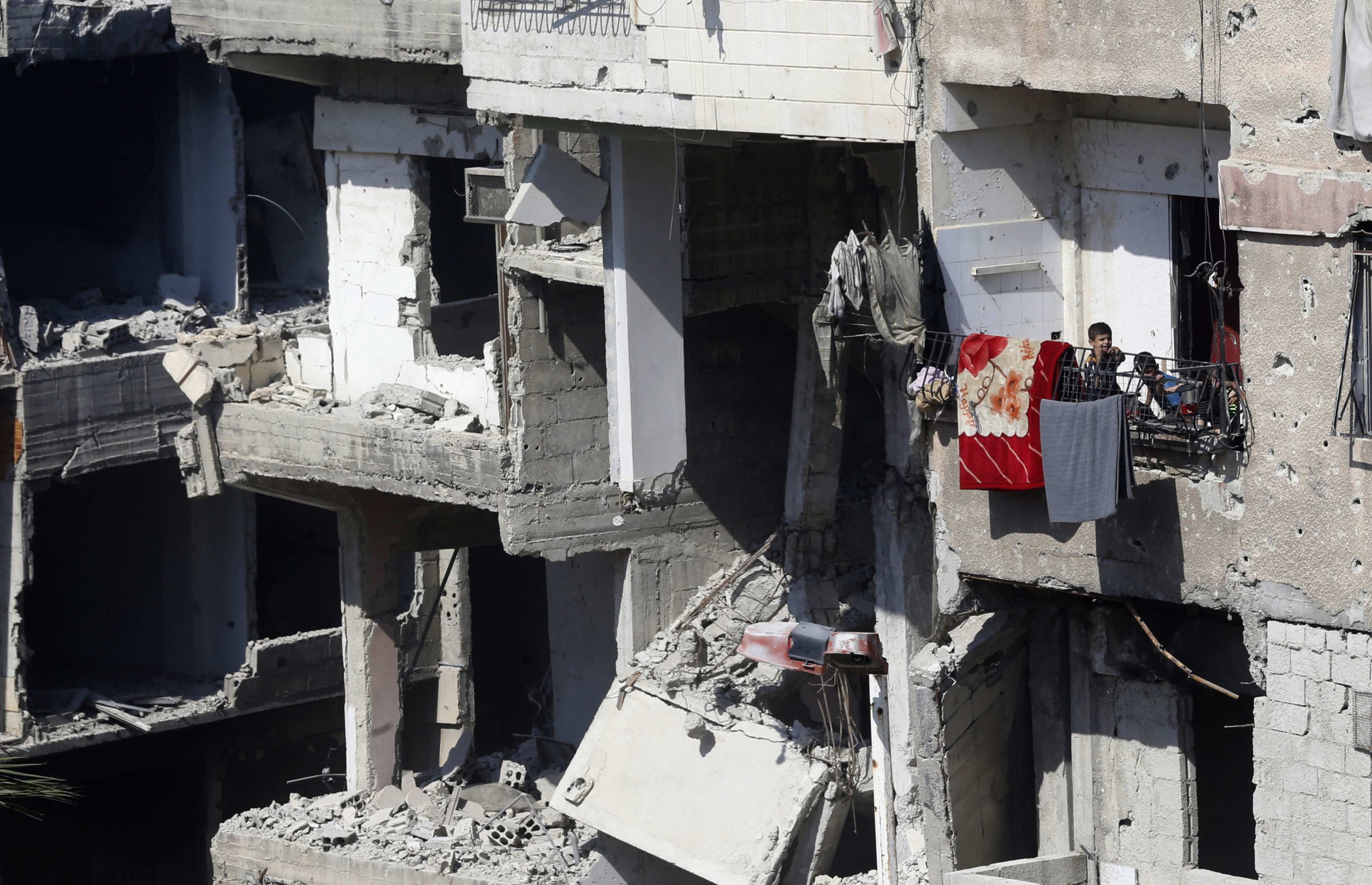 Après la reprise de Harasta, au nord-est de Damas, par les forces pro-Assad en 2018, certaines familles sont revenues dans la ville, mais d’autres craignent que leurs maisons ne soient perdues à jamais (AFP)