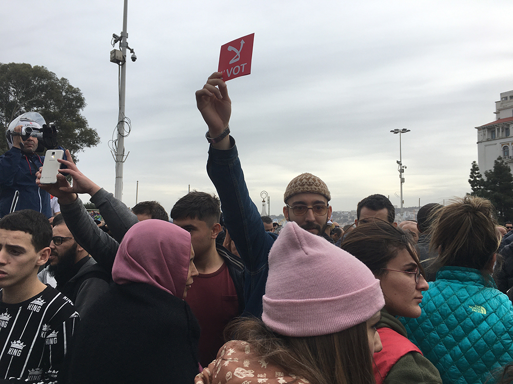 « Non à l'élection et non aux résultats de la fraude », ont scandé des dizaines de milliers de manifestants au lendemain de l'élection présidentielle du 12 décembre (Daikha Dridi)