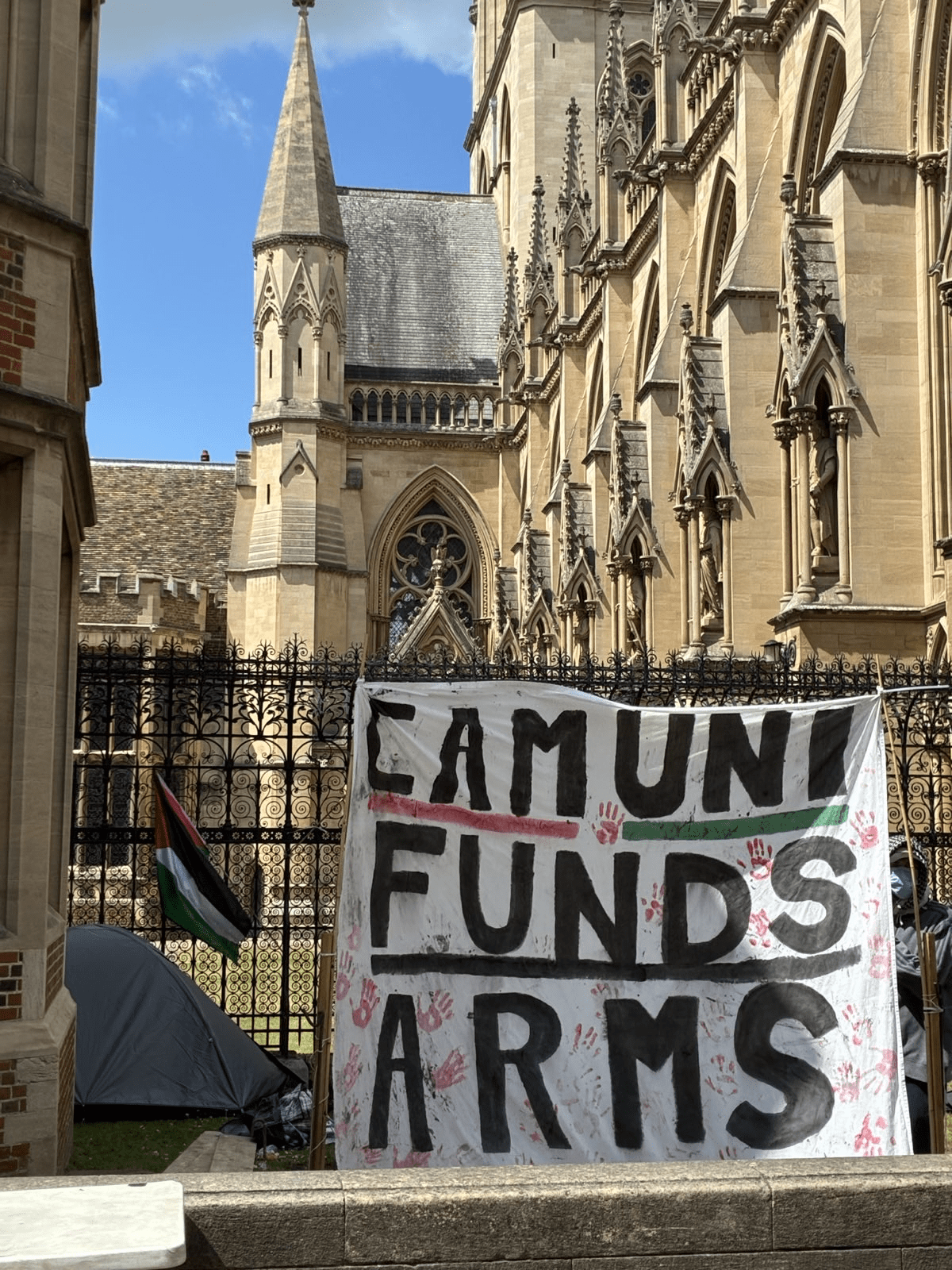 Cambridge for Palestine students set up placards and tents along the university fence (C4P)