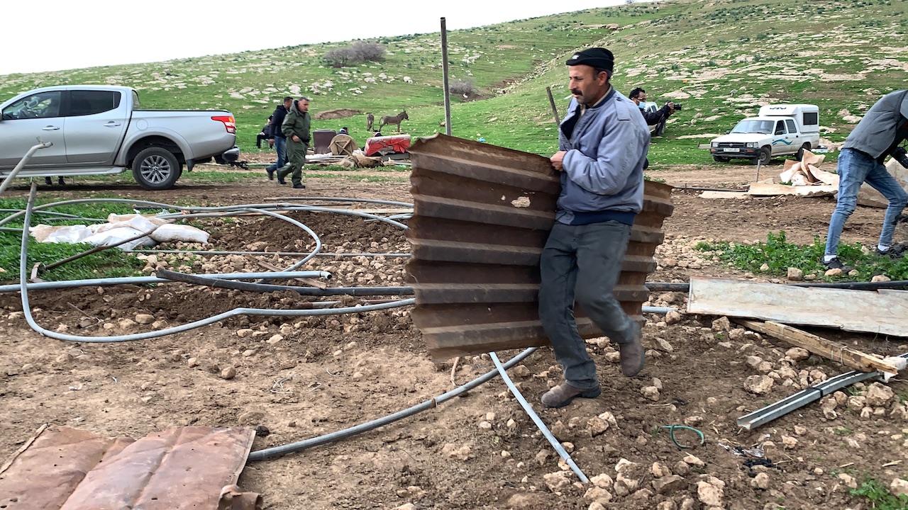Locals move remains of their demolished village (MEE/Shatha Hammad)