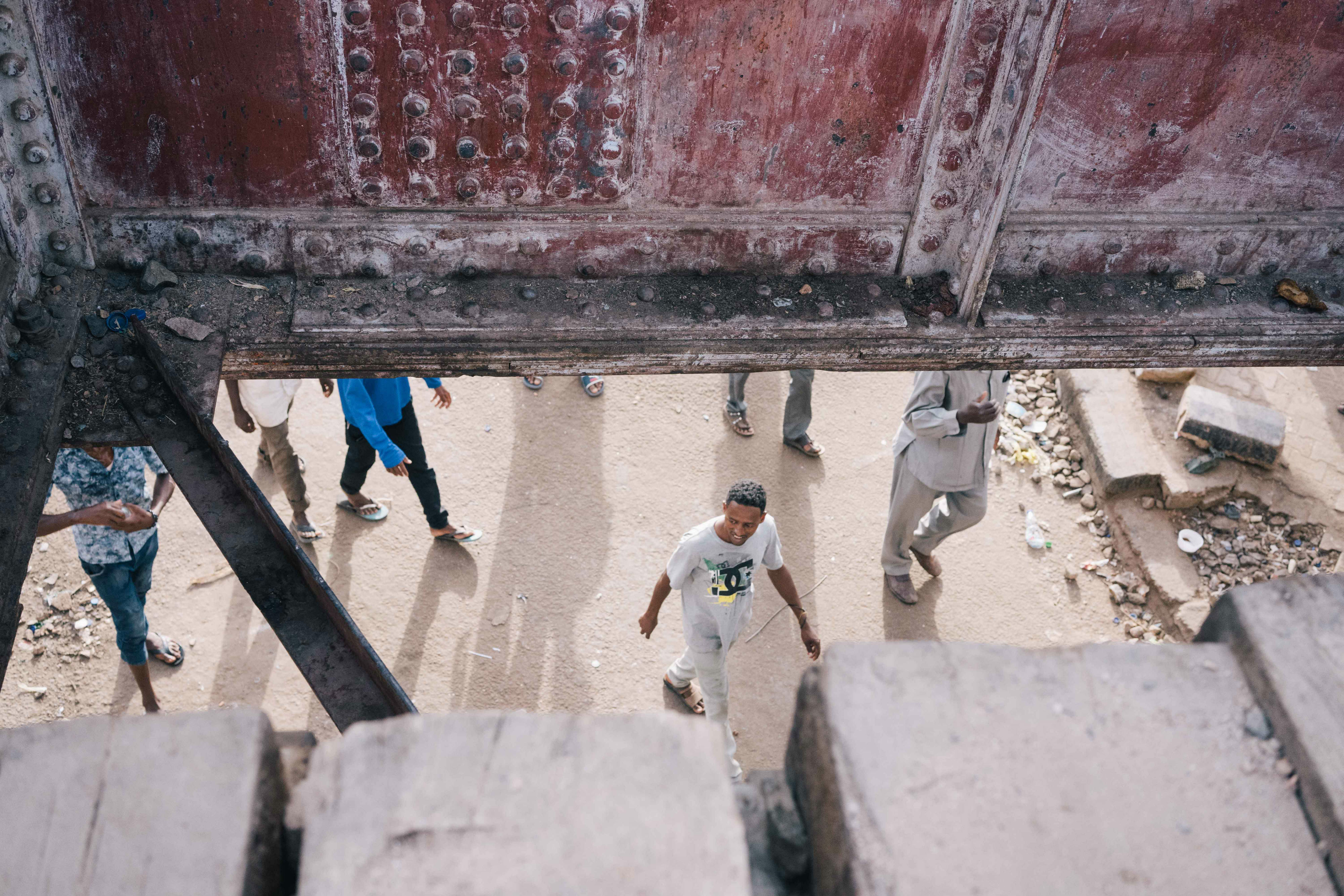 Passage soudanais sous le pont de chemin de fer sur le sit-in de Khartoum (MEE/Kaamil Ahmed)