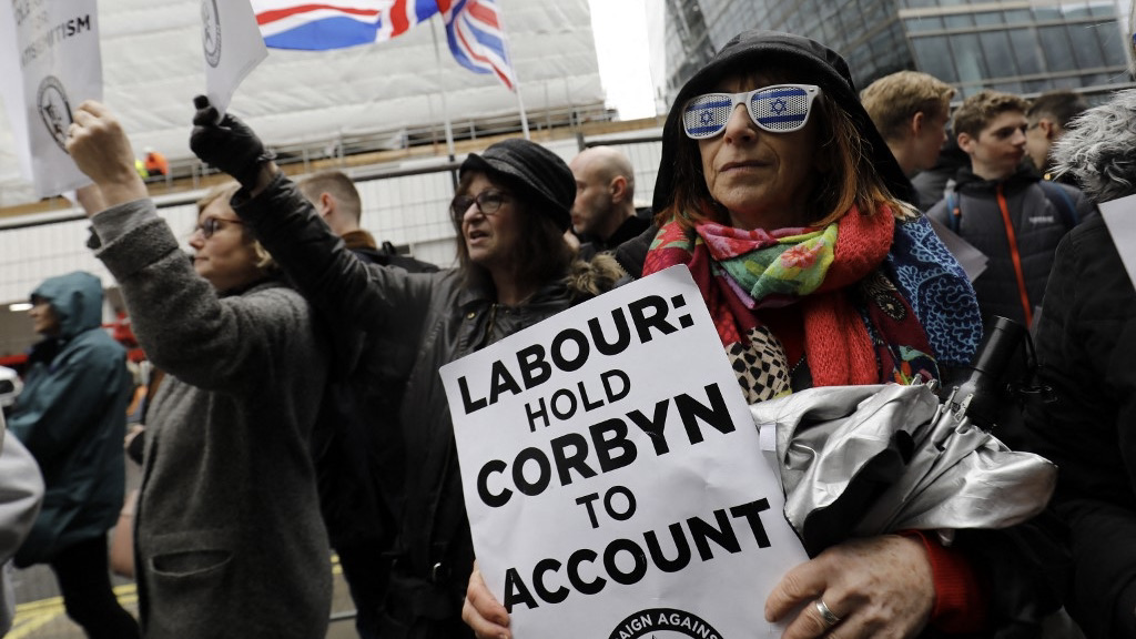 A demonstration organised by the Campaign Against Antisemitism outside the head office of the British Labour party, London on 8 April 2018 (AFP)