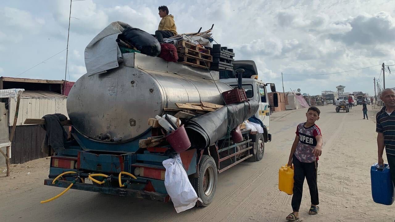 Palestinians load their belongings onto vehicles as they flee the southern city of Rafah (MEE/Ahmed Aziz)