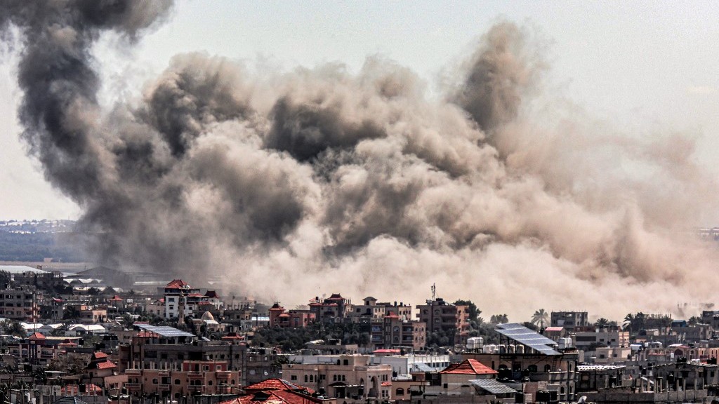 Israeli bombardment over Rafah in the southern Gaza Strip, on 20 March 2024 (Said Khatib/AFP)