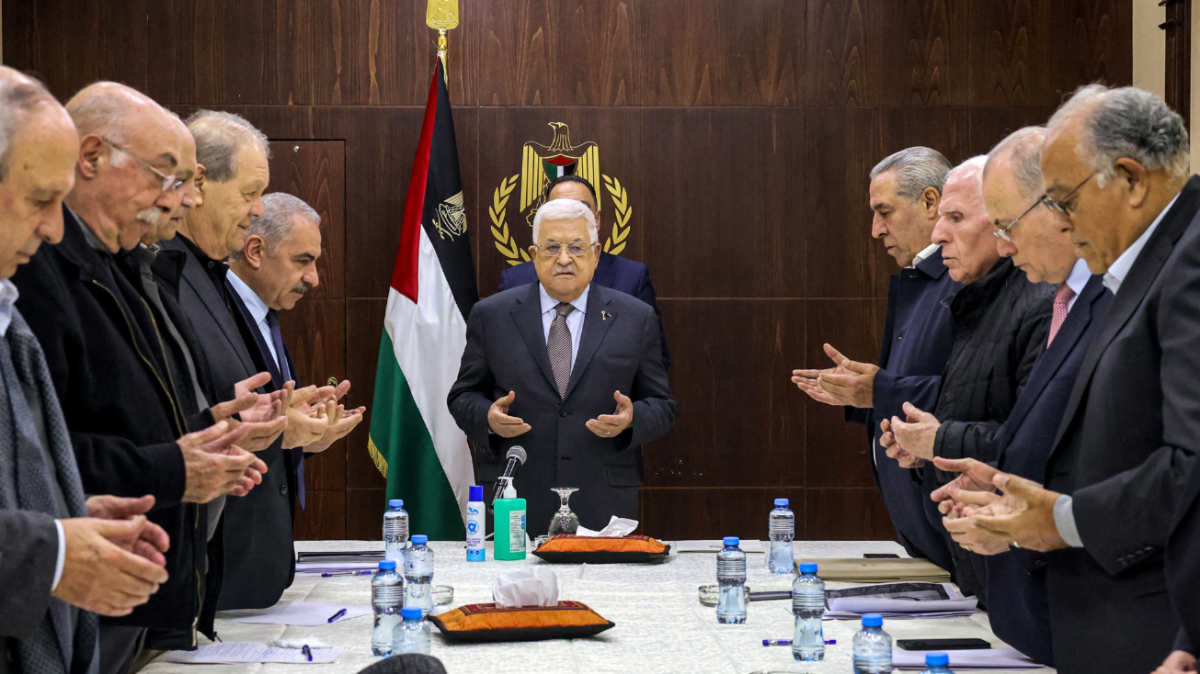 Palestinian President Mahmoud Abbas (C)