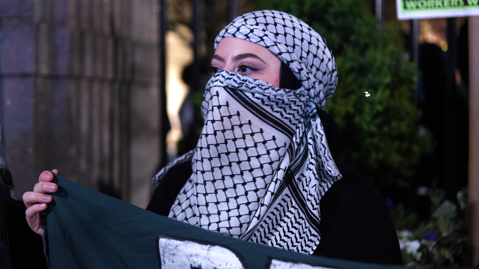 Protesters have been making their way to demonstrate outside Columbia University for the past week (Azad Essa/MEE)