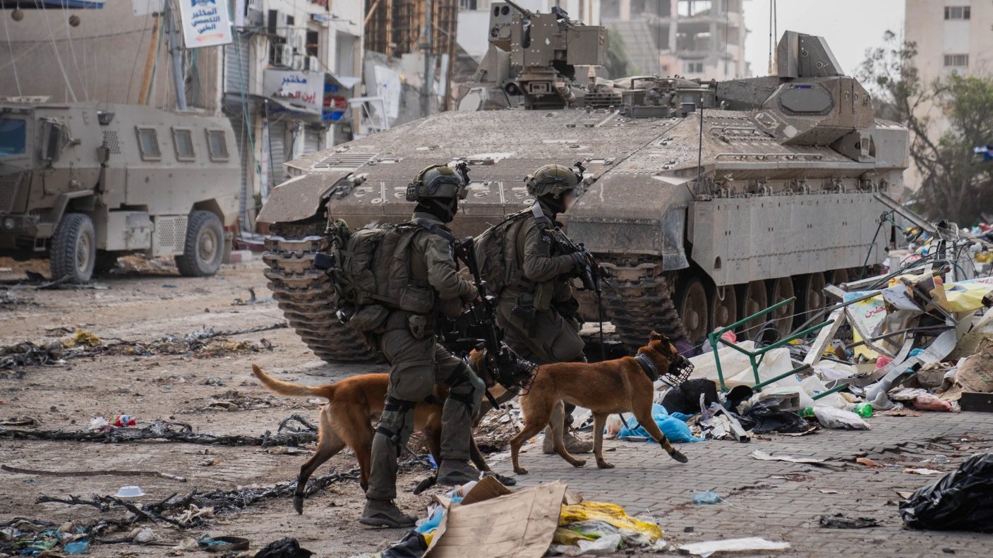 Israeli soldiers and army dogs from the Oketz unit operating in Gaza in December 2023 (IDF)