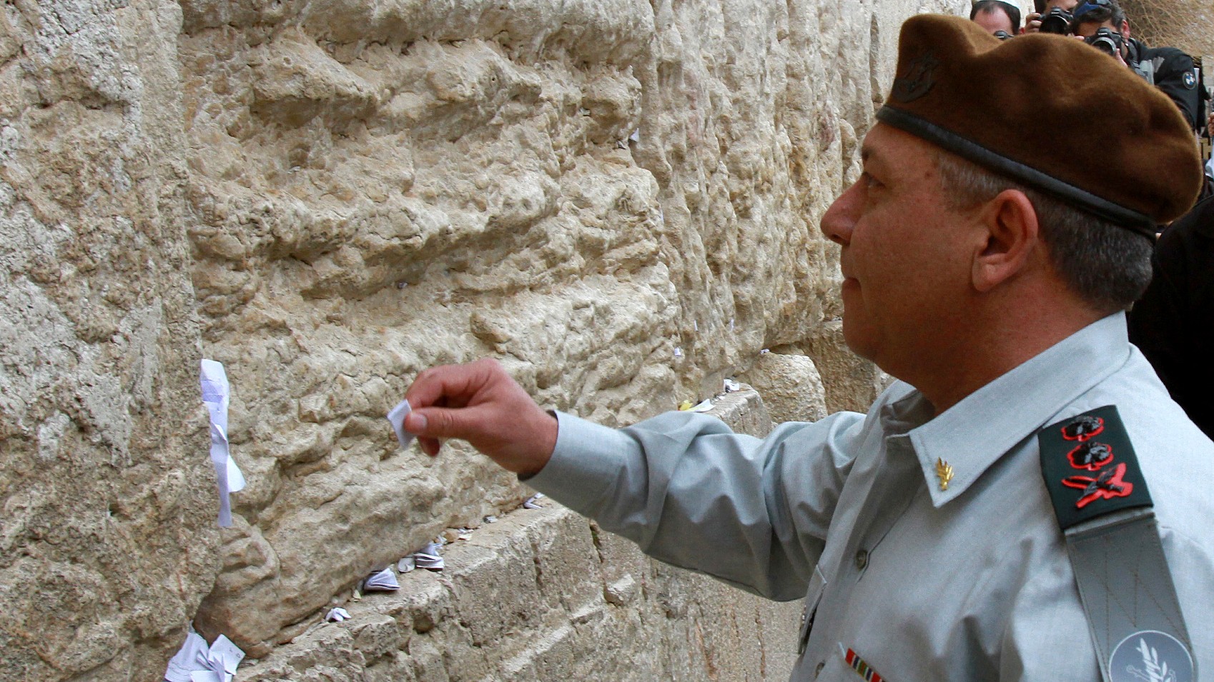 Gadi Eisenkot places a prayer paper at the Western Wall, Judaism's holiest site, on 16 February 2015 (Gil Cohen Magen/AFP)