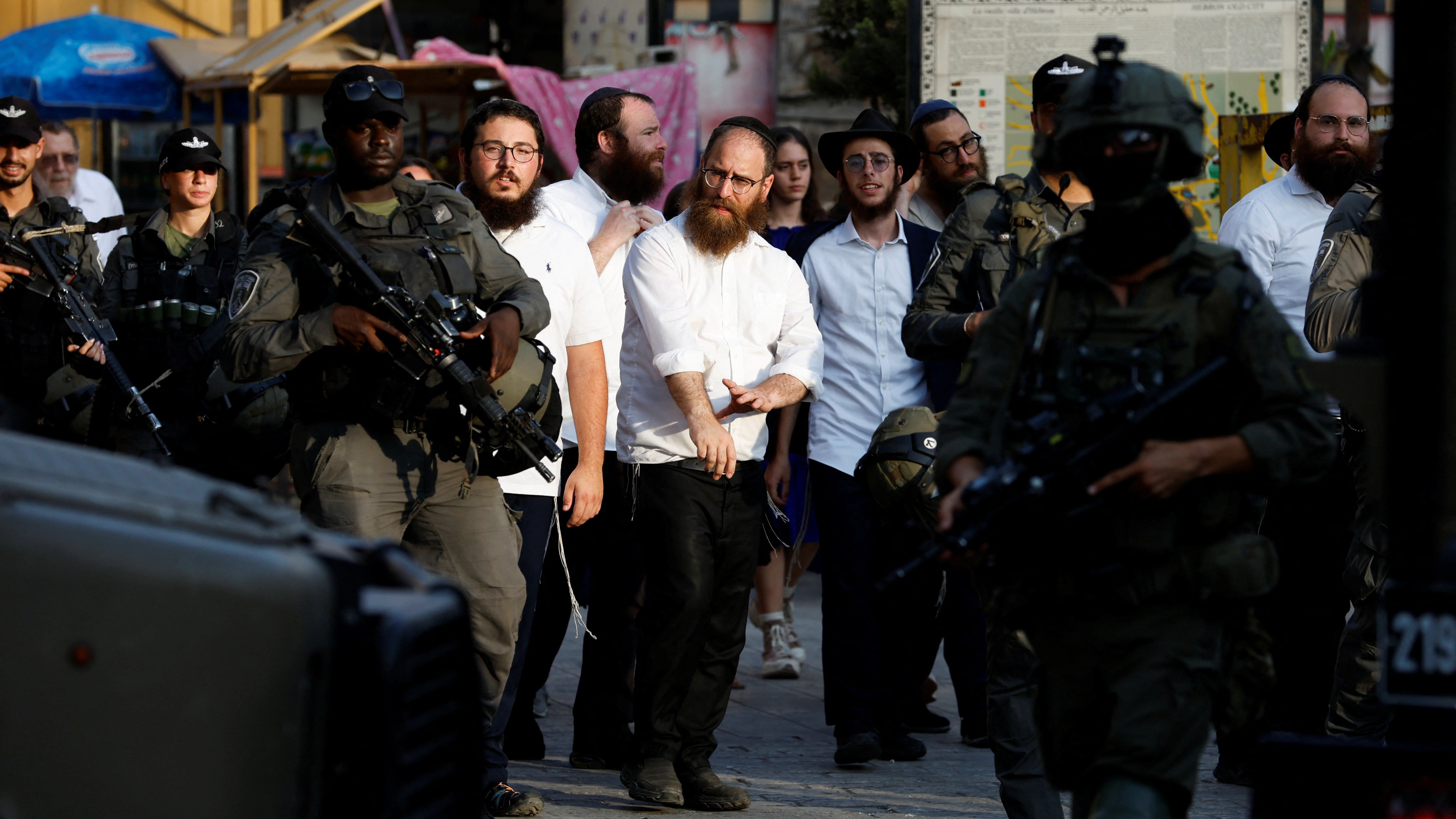 Israeli troops guard settlers in Hebron, occupied West Bank, on 9 August 2025 (Reuters/Mussa Qawasma)