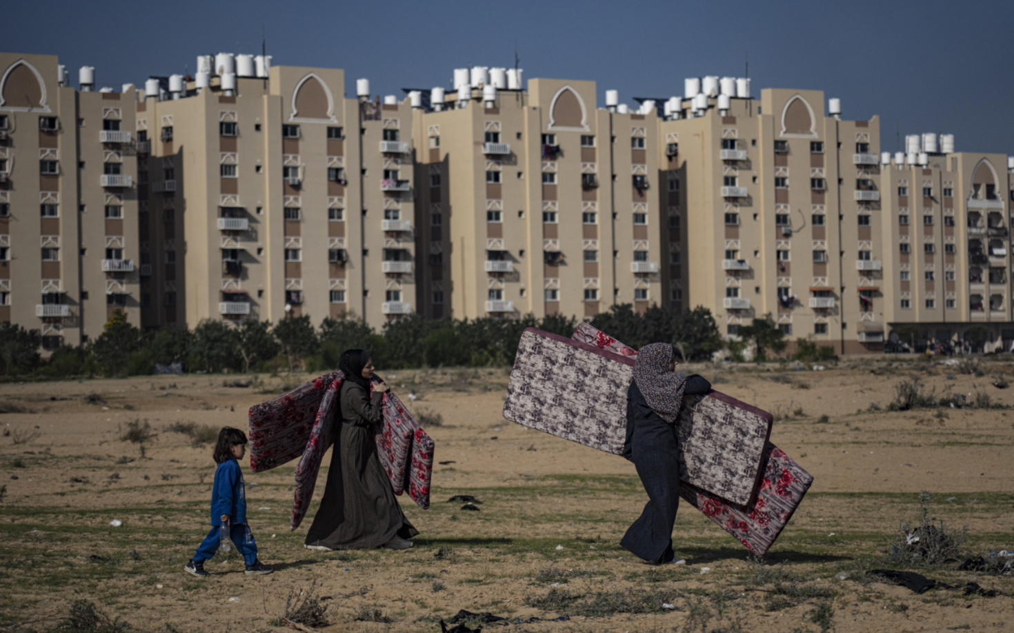 Palestinians fleeing Israeli bombings in areas of Khan Younis