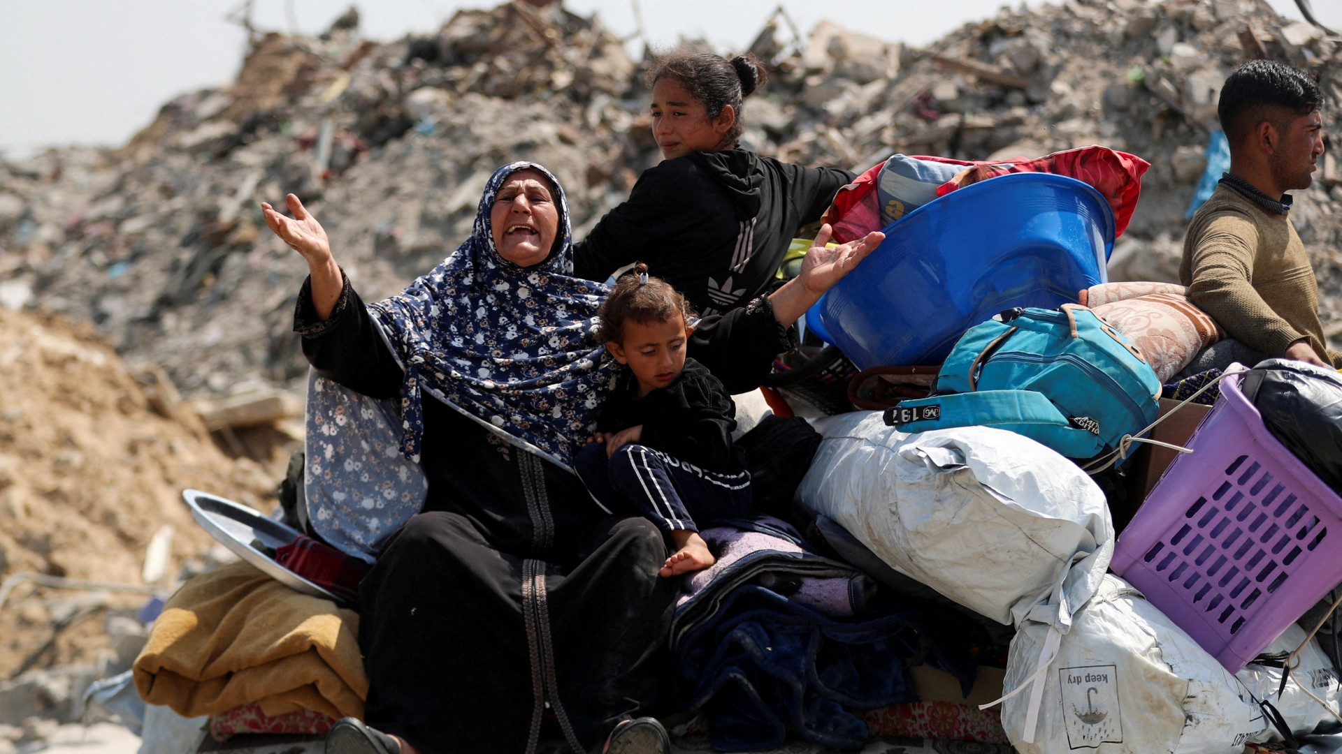 Palestinians flee their homes, after the Israeli army issued expulsion orders for a number of neighbourhoods, in the northern Gaza Strip 18 March (Reuters/Mahmoud Issa)