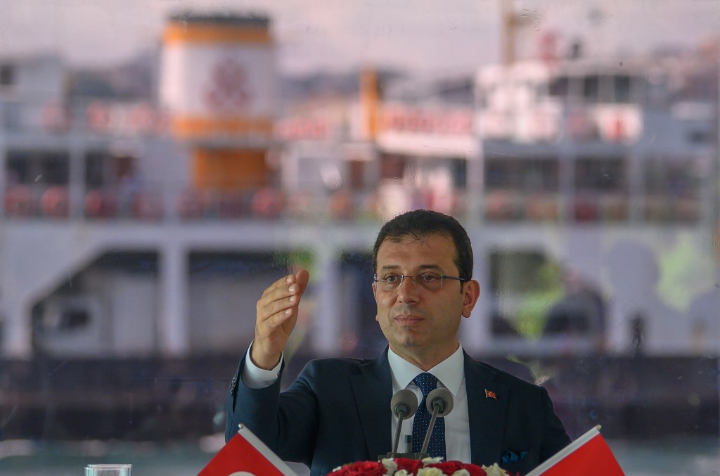 Ekrem İmamoğlu, nouveau maire d’Istanbul, prend la parole le 28 juin (AFP)