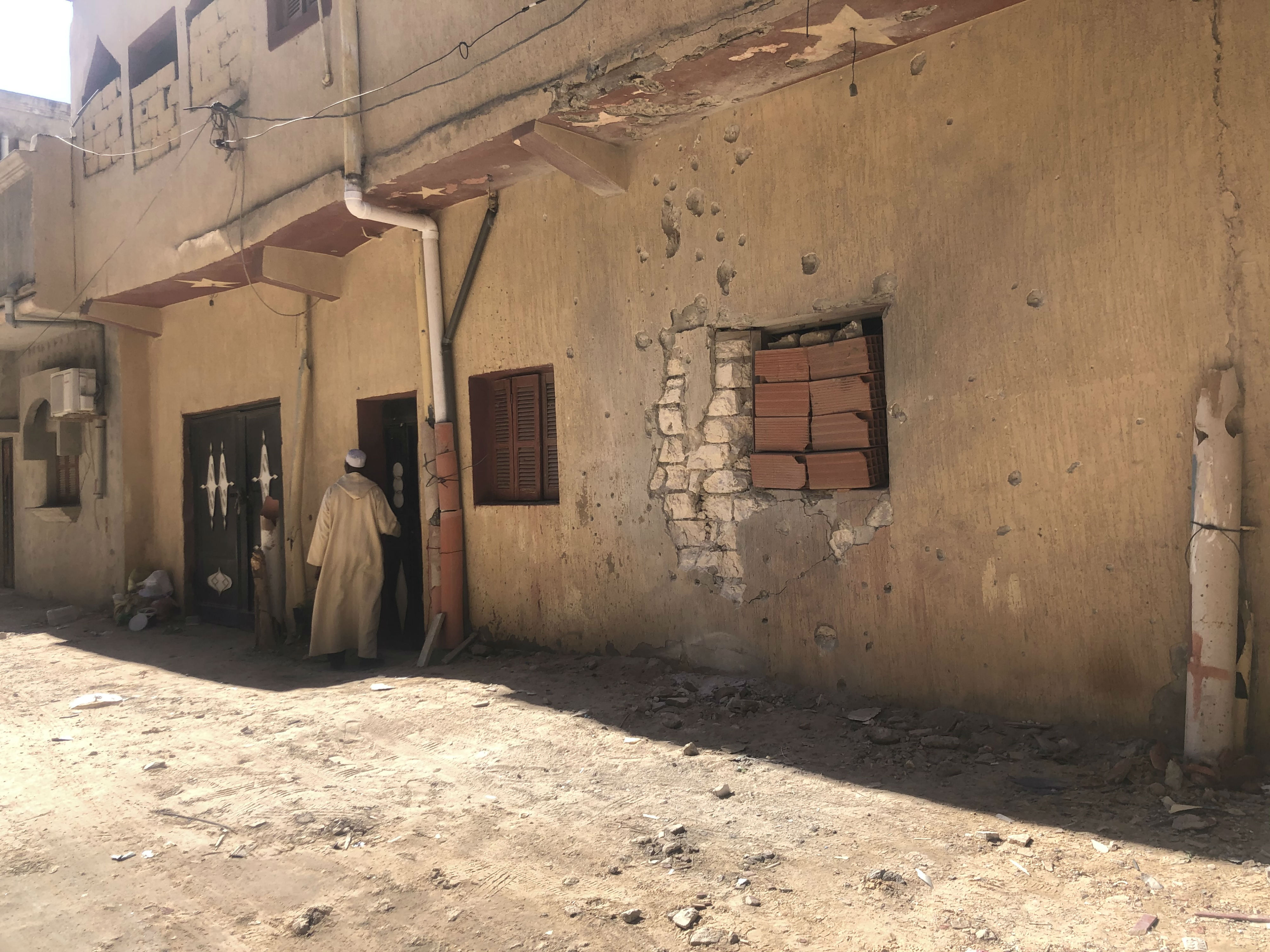 A Tripoli house with marks from shelling down its side (MEE/Hussein Eddeb)