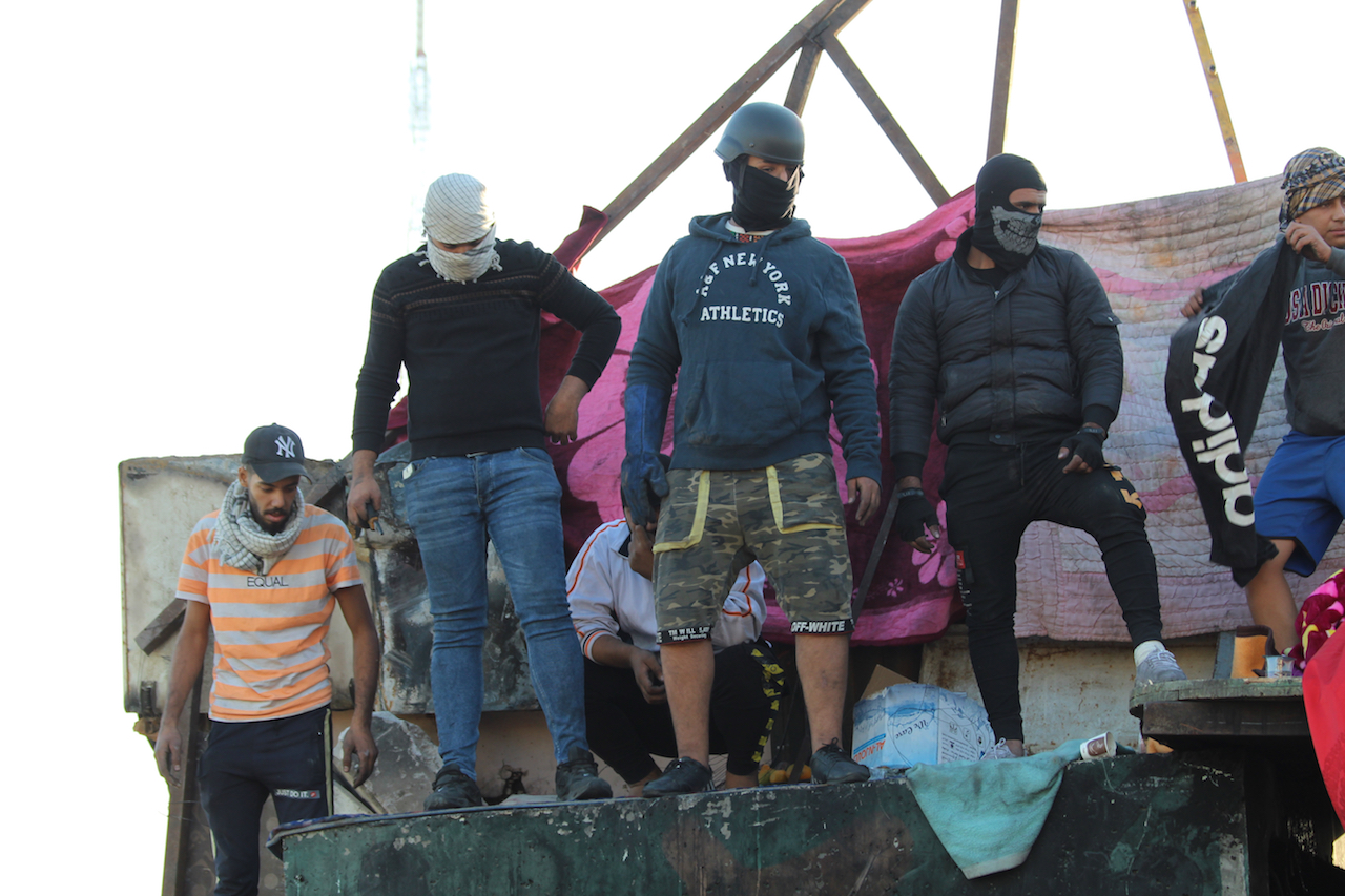 Demonstrators gather on Ahrar bridge in central Baghdad (MEE/Alex MacDonald)