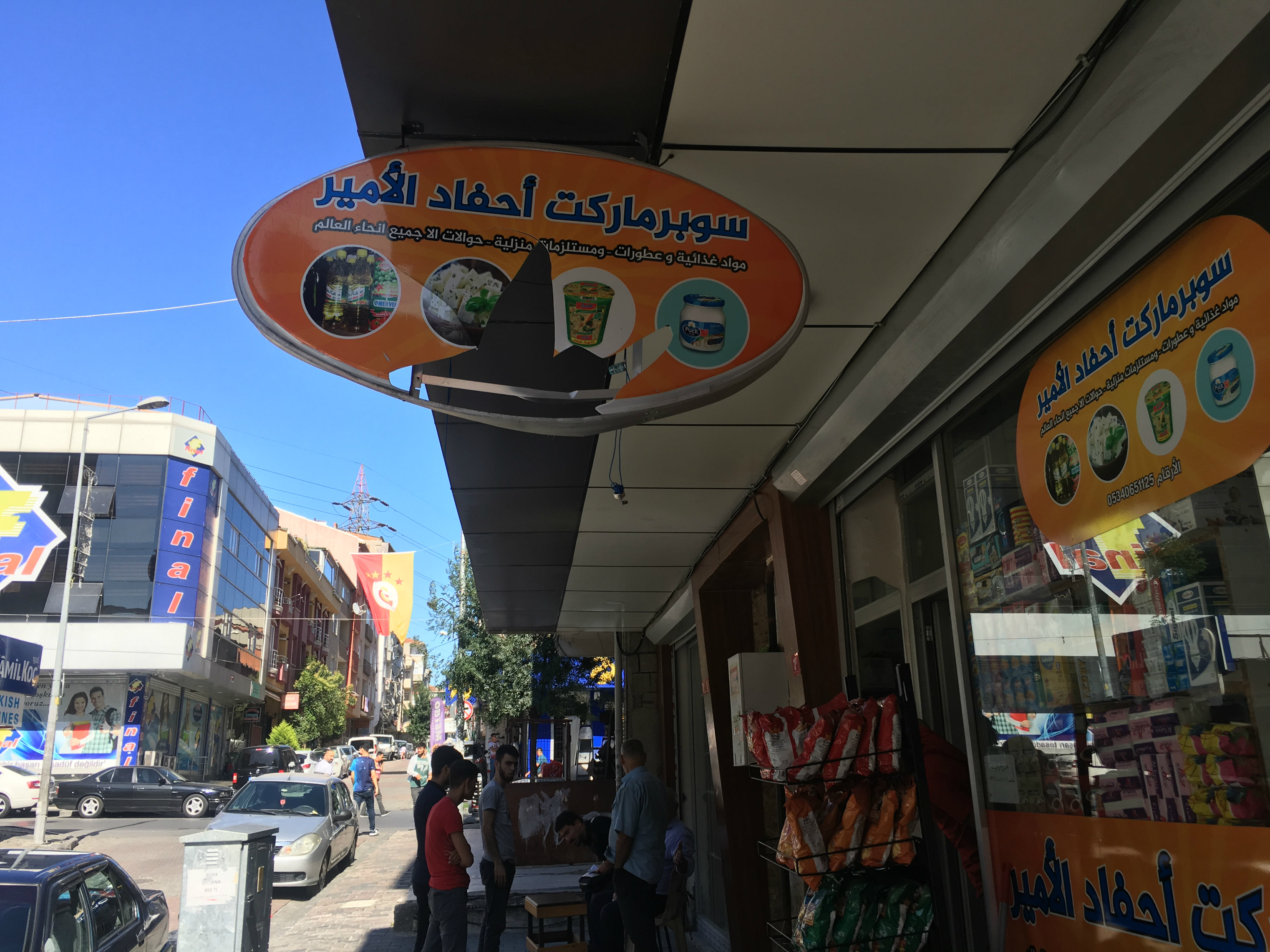 Une enseigne syrienne brisée à Istanbul après les violences du week-end (MEE/Ömer Faruk Görçin)