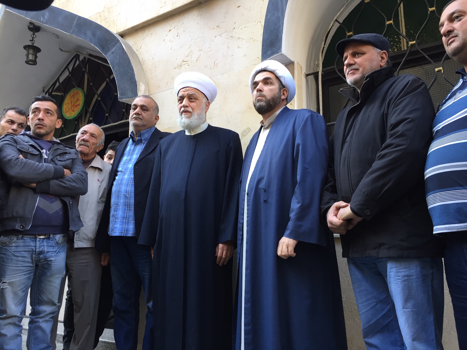 Les cheikhs Ziad Saheb et Qazem Ayyad s’expriment devant les télévisions pour montrer l’entente des communautés sunnite et chiite et dénoncer le discours sectaire (Jenny Saleh)
