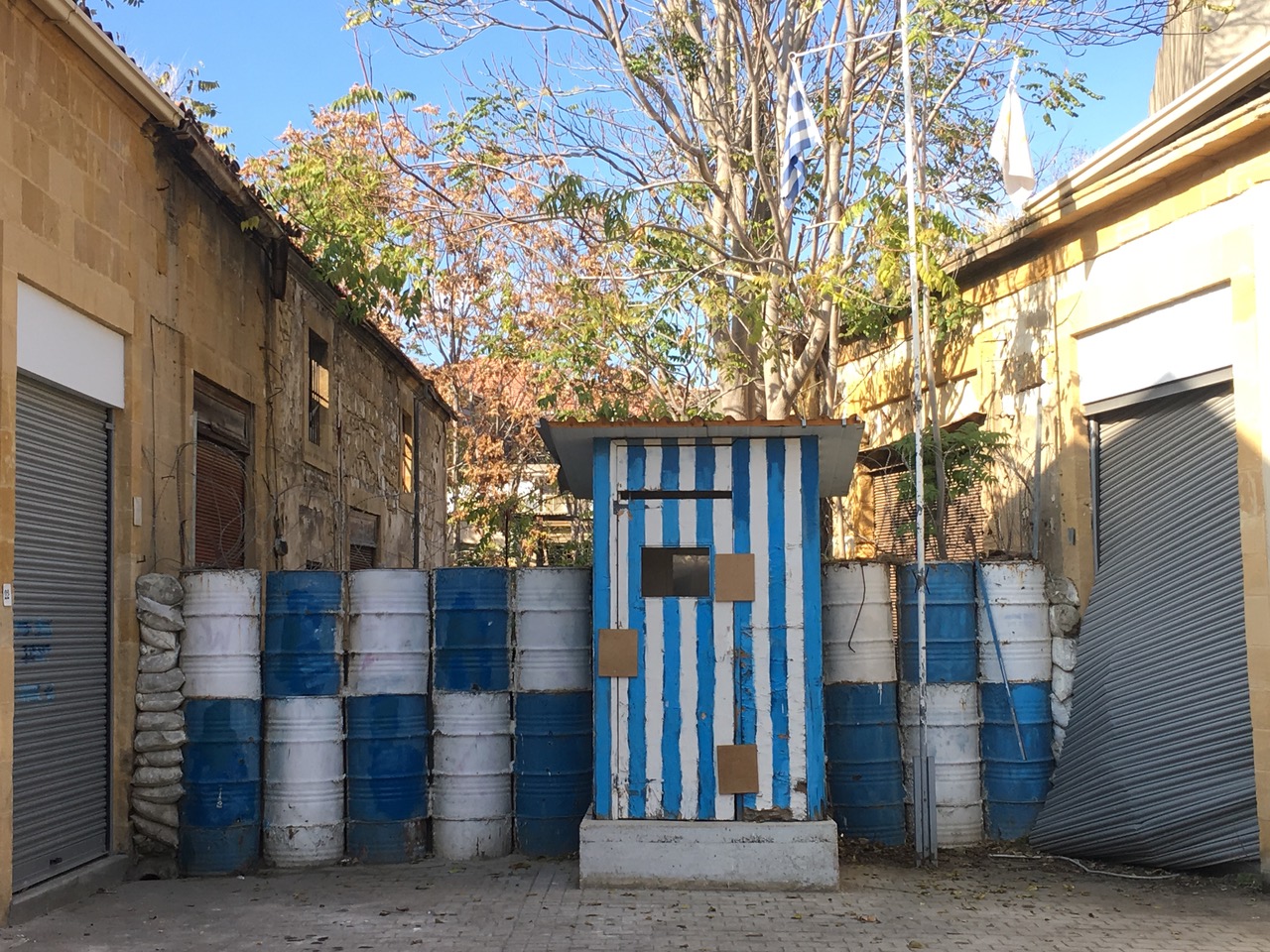 Un poste frontière abandonné le long de la ligne verte à Nicosie (MEE/Alexandros Kottis)