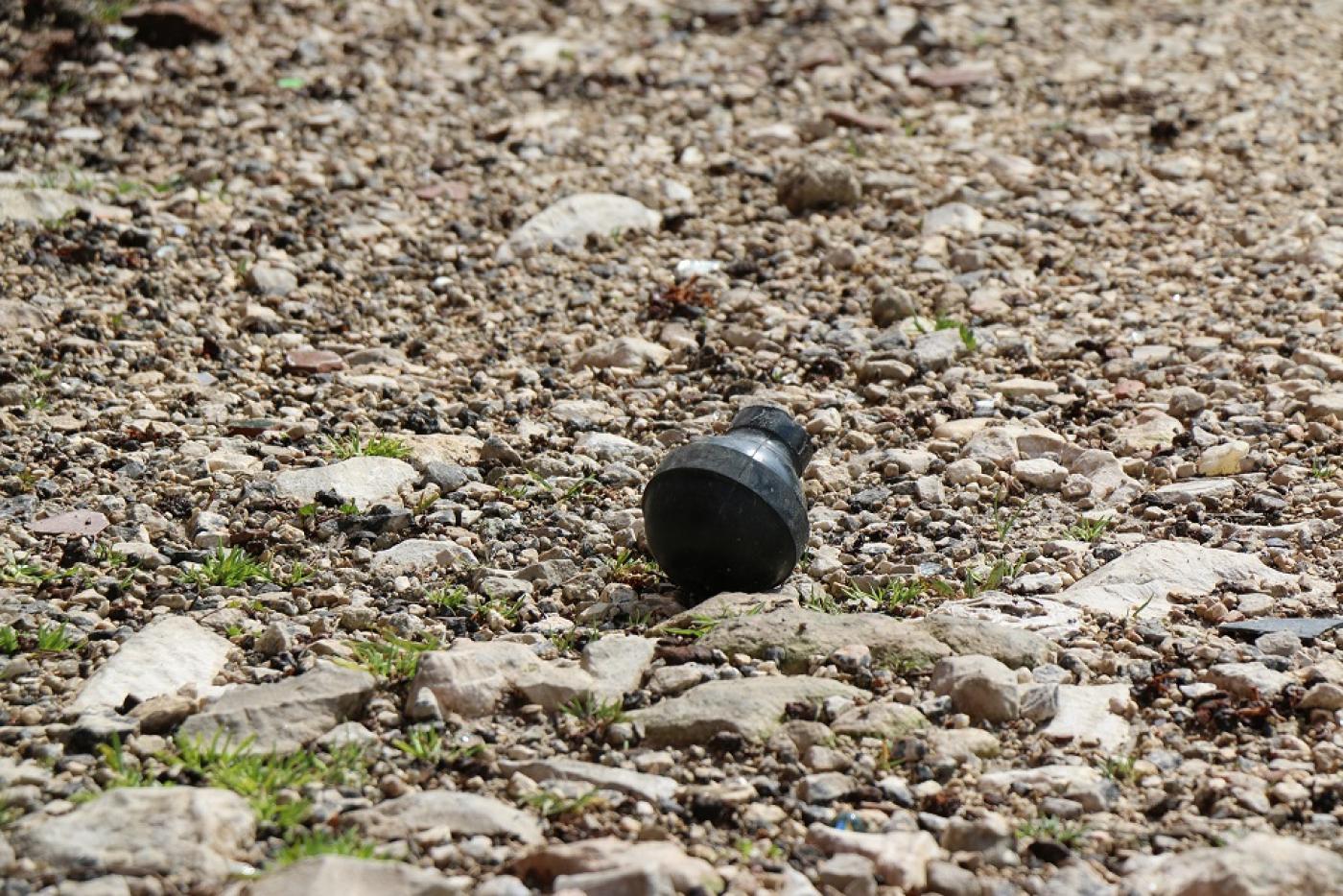 Restes de bombes assourdissantes déclenchées par des soldats israéliens devant le domicile des Abou Srour (MEE/Akram al-Waara)