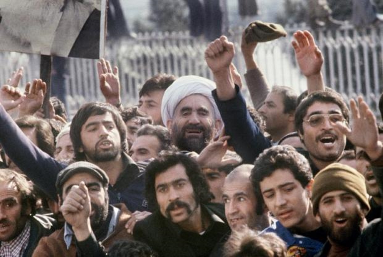 Une foule de partisans de l’ayatollah Rouhollah Khomeini l’accueille à son retour à Téhéran le 1er&nbsp;février&nbsp;1979 (AFP)