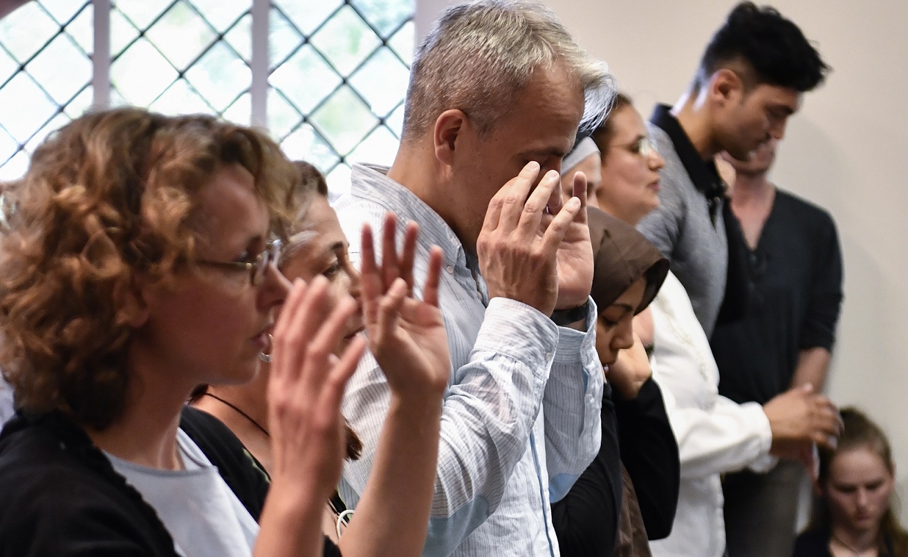 Des fidèles musulmans des deux sexes prient ensemble lors de l’inauguration de la mosquée mixte Ibn Rushd-Goethe à Berlin (Allemagne), le 16 juin 2017 (AFP)