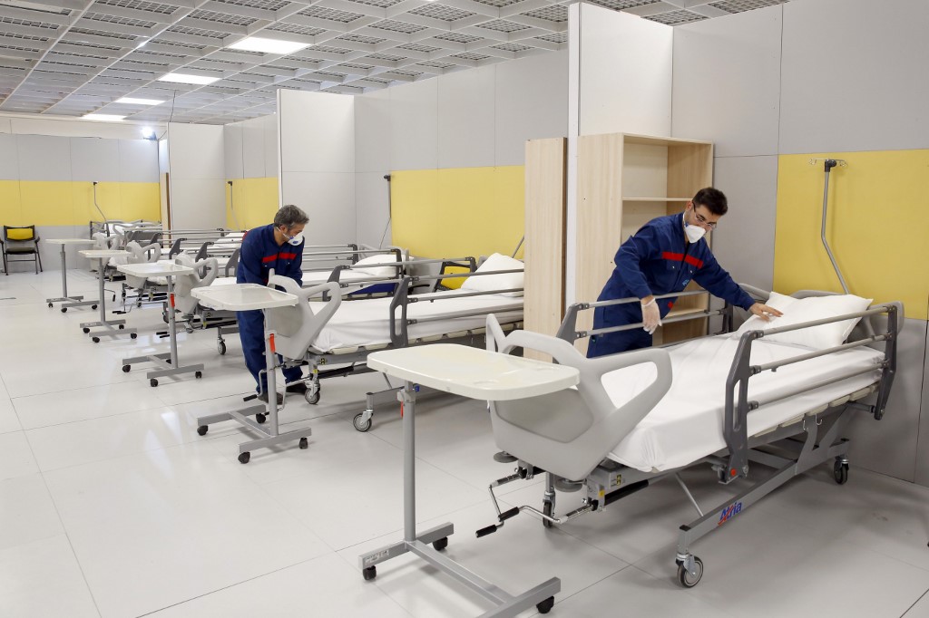 Iranian workers set up a makeshift hospital inside the Iran Mall, northwest of Tehran, on 21 March (AFP)