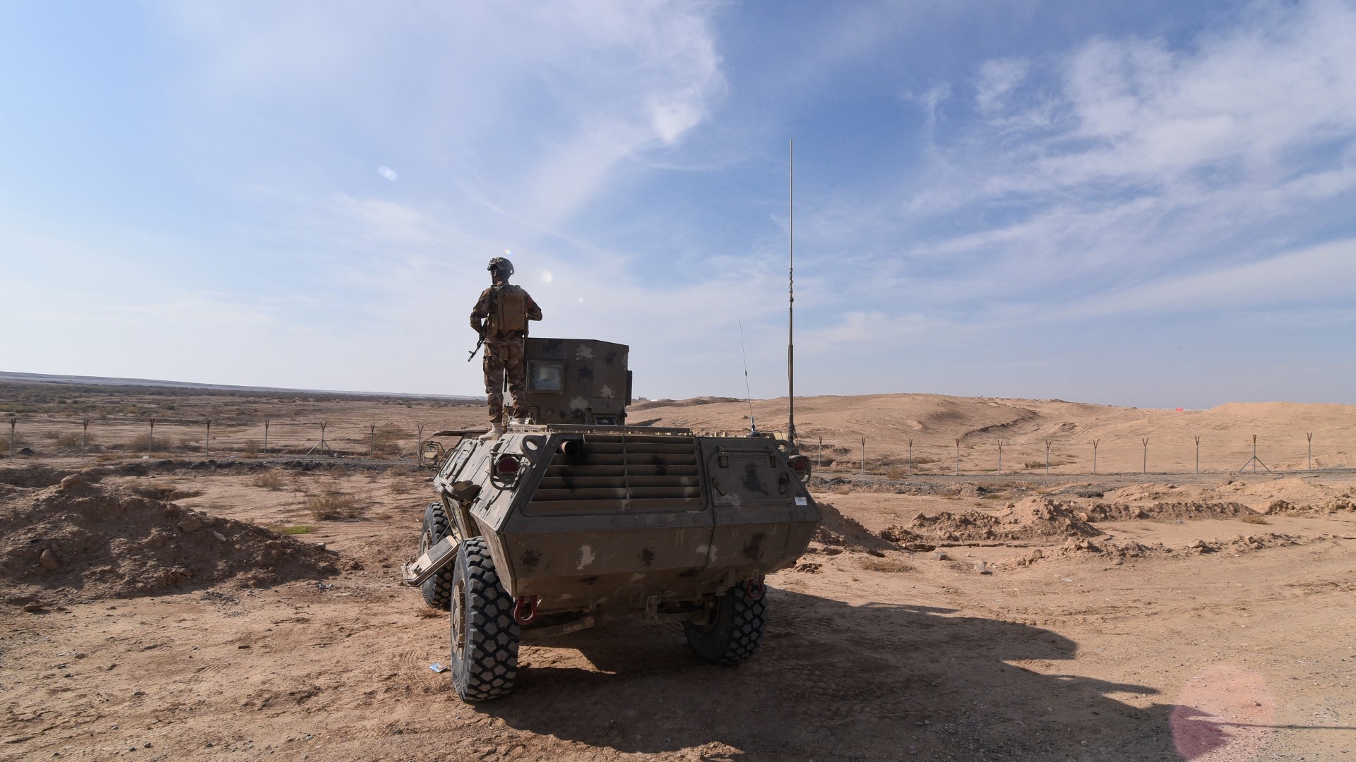 Members of a joint Hashed al-Shaabi and Iraqi army force standing guard at the Iraqi-Syrian border on 5 December (Zaid al-Obeidi/AFP)