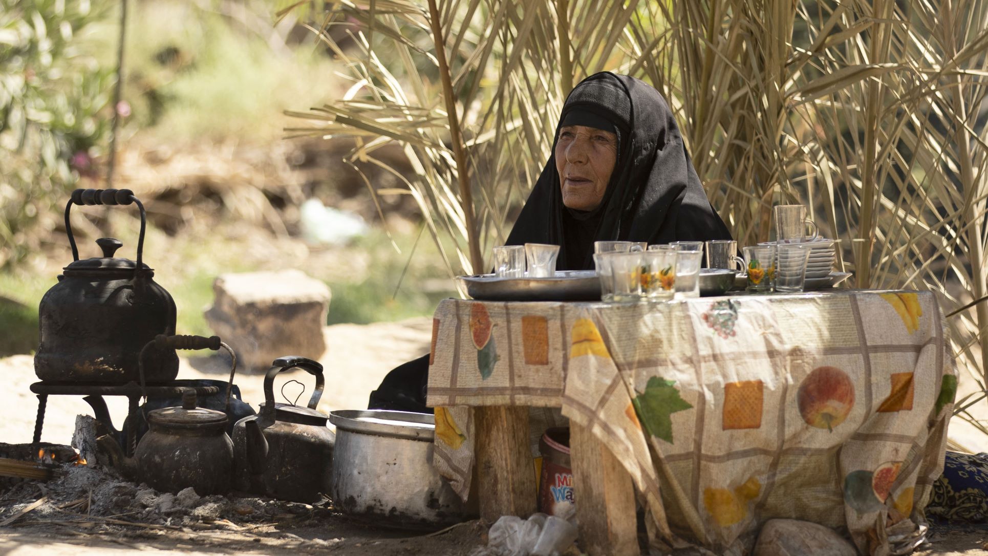 iraqi-woman-tea-arbaeen-sep-22-hussein-faleh-afp