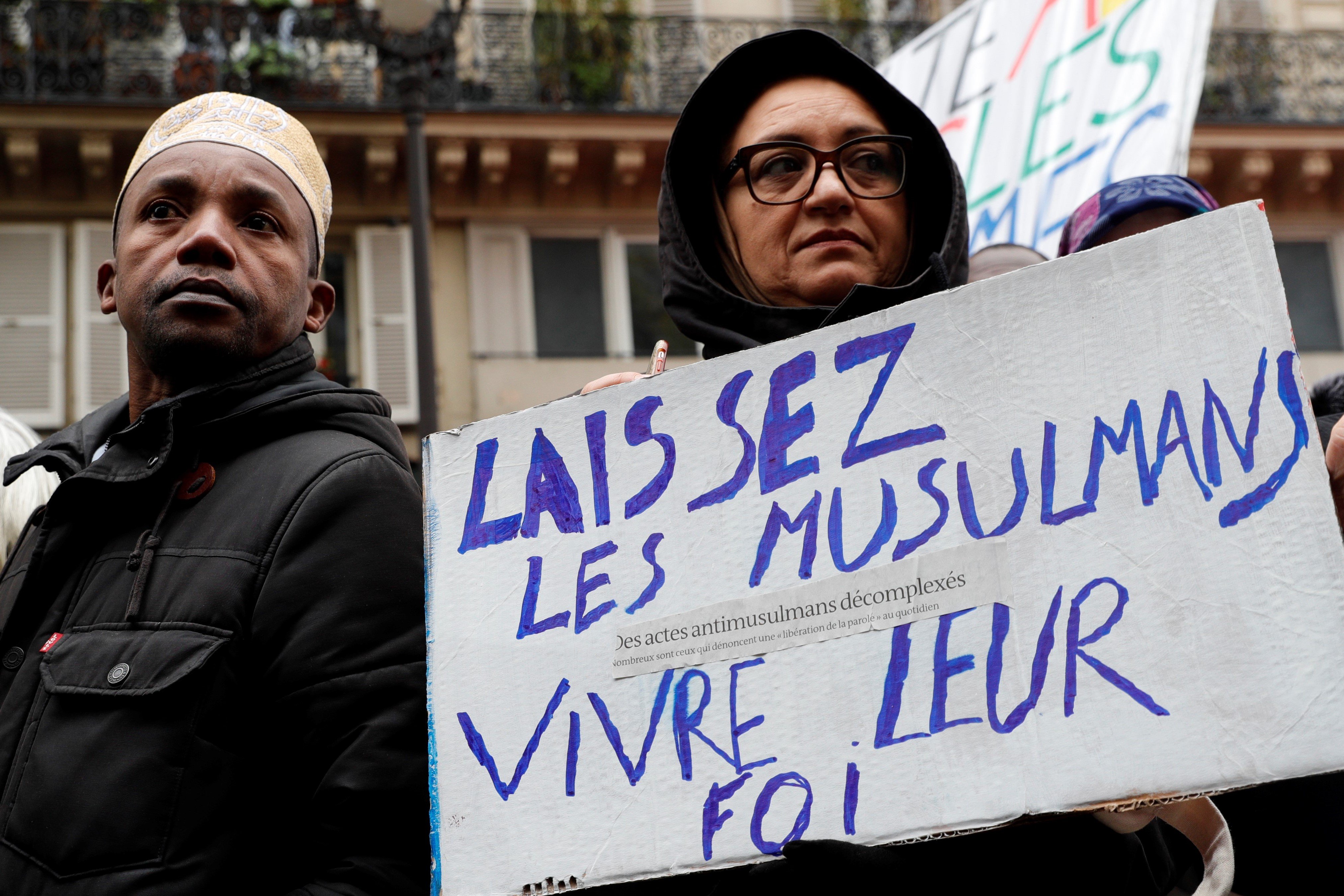 Une femme tient une pancarte lors d’une manifestation contre l’islamophobie, le 10 novembre 2019 (AFP)