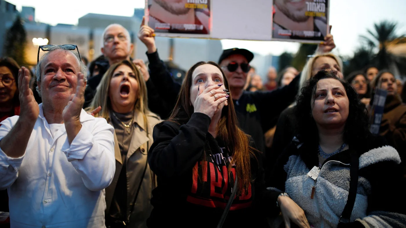crowds gather captive release tel aviv
