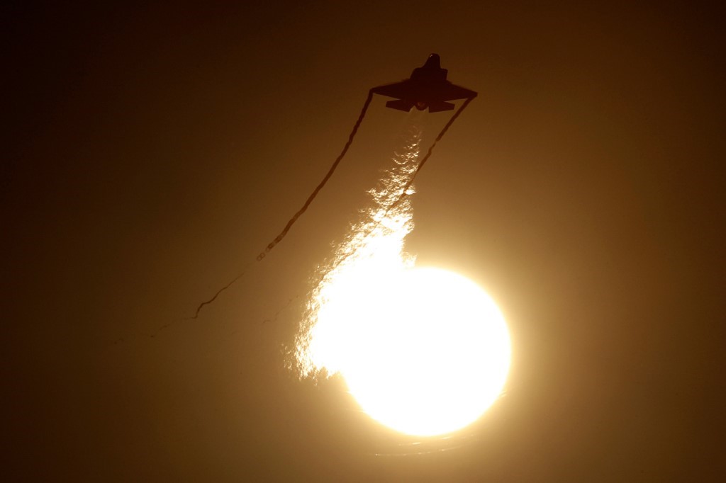An Israeli Air Force F-35 Lightning II fighter jet performs during a graduation ceremony of Israeli air force pilots at the Hatzerim Air Force base in Israel's Negev desert on December 26, 2018.  JACK GUEZ / AFP