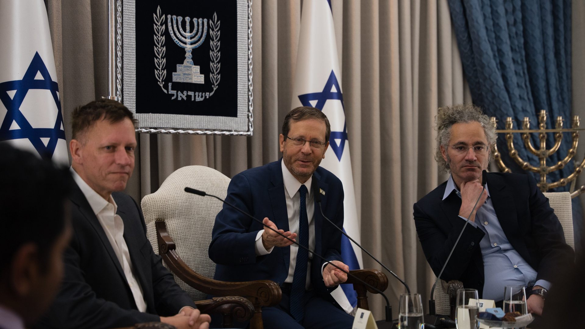 Palantir Chief Executive Alex Karp (R) meets Israeli President Isaac Herzog (C) in Jerusalem in January 2024 (X)
