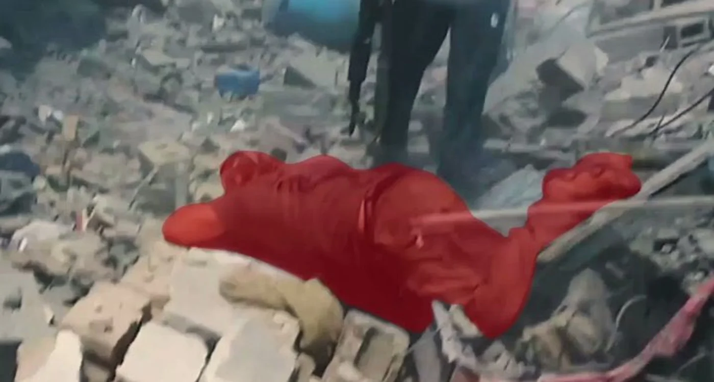 Screengrab shows Israeli soldier, who fled the military tank, surrounded by Palestinian fighters attempting to take him captive (Telegram/Battalions of martyr Izz ad-Din al-Qassam)