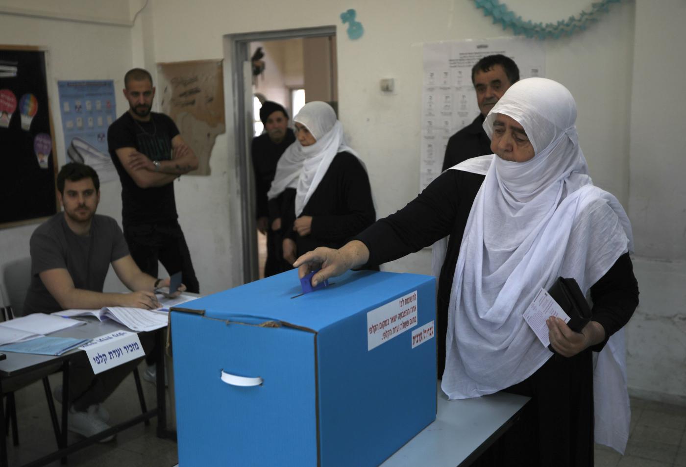 Une femme druze vote à Daliyat al-Karmel, dans le nord d’Israël (AFP)