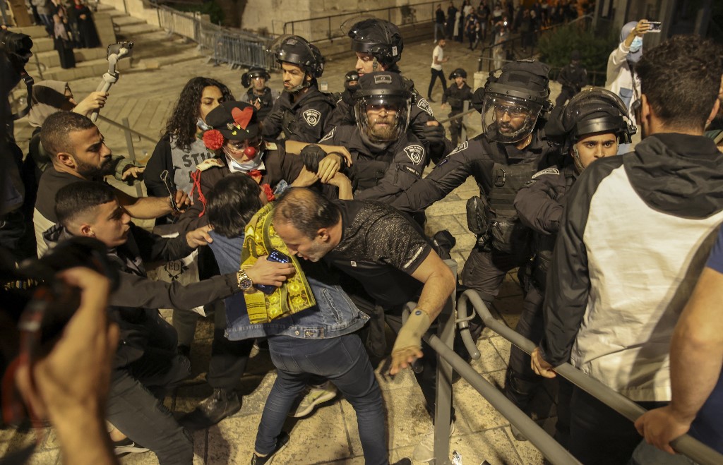 Israeli forces push Palestinian protesters outside Damascus Gate on 25 April 2021 (AFP)